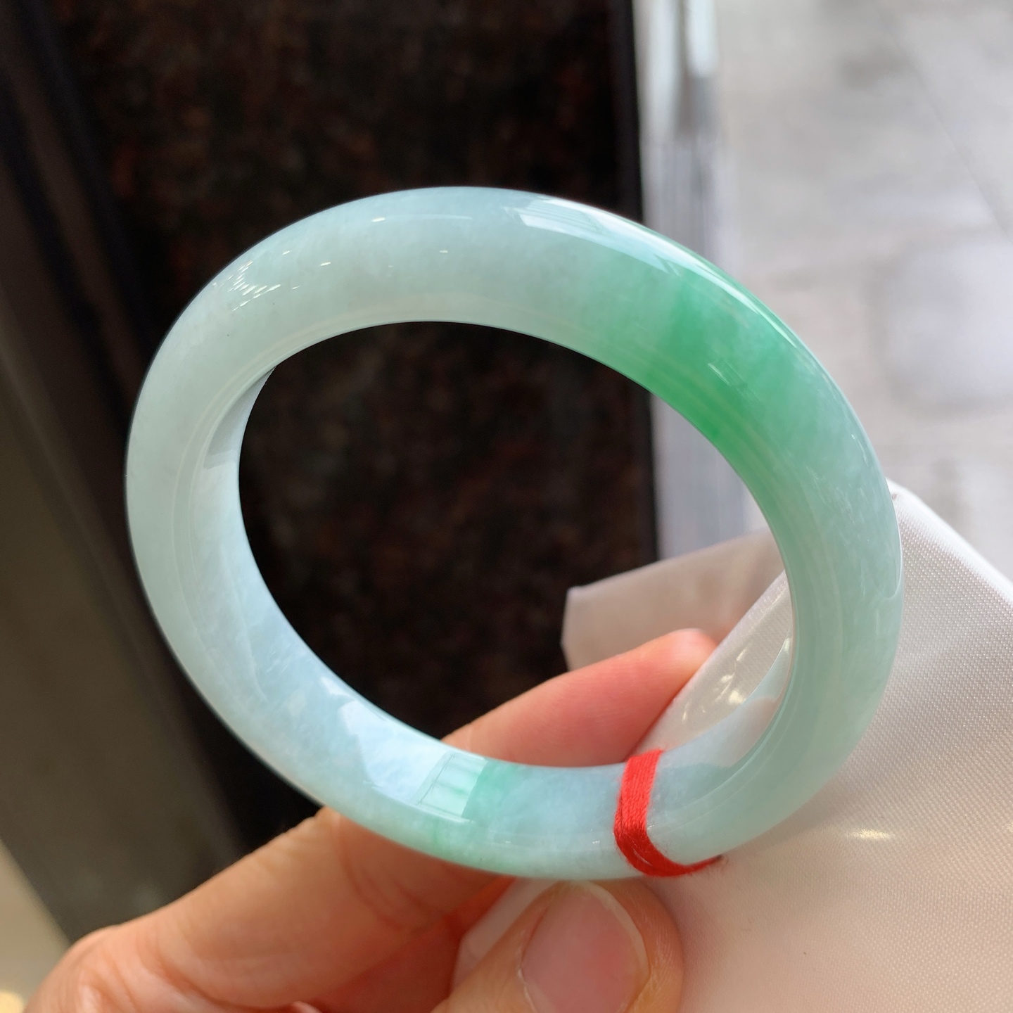 正圈飘绿，有纹，尺寸：56.2/12/9，清爽