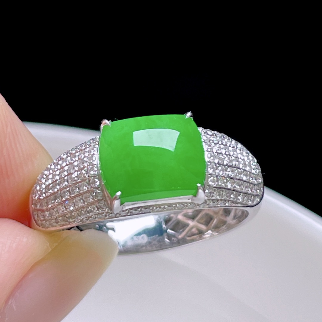 ️ 满色阳绿马鞍戒指，色阳色浓，种老水润，18k金镶嵌，裸石：8.4/6.5/2.2，圈口：14#