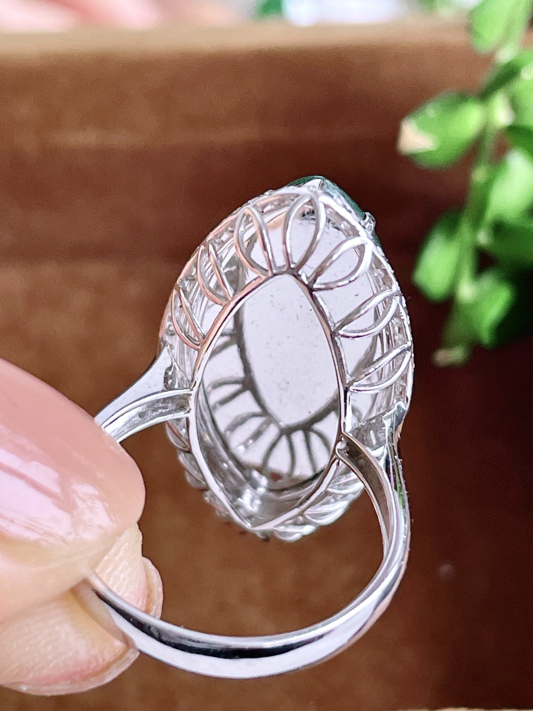 【镶嵌】冰辣绿马眼戒指，【说明】 18k金镶嵌 无裂 性比高，【整体】28-15-11，【裸石】24.5-12.3-6.4，【圈口】14.5号，【重量】6克