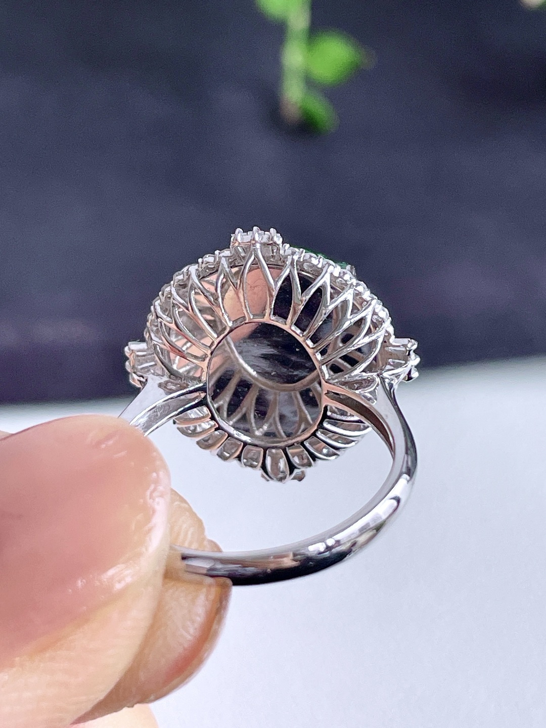 冰辣绿蛋面鸽子蛋戒指，18k金镶嵌，无裂，性比高19.5/19/10，裸石14.7/14.5/5，圈口14.5号，重量4.4克