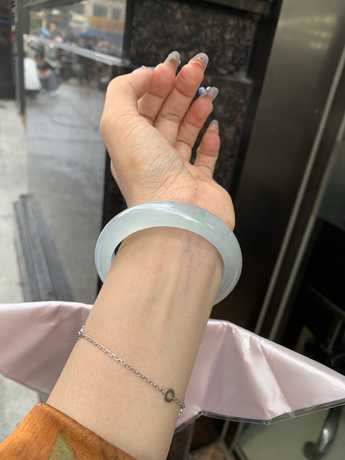 冰飘绿洒金正圈，54.3-8.4-12.1，0428-N560，打灯纹，不扣，玉质冰润细腻，清爽的底子飘一丝阳绿花，鲜活而灵动，犹如新冒的嫩芽，艳丽惹人