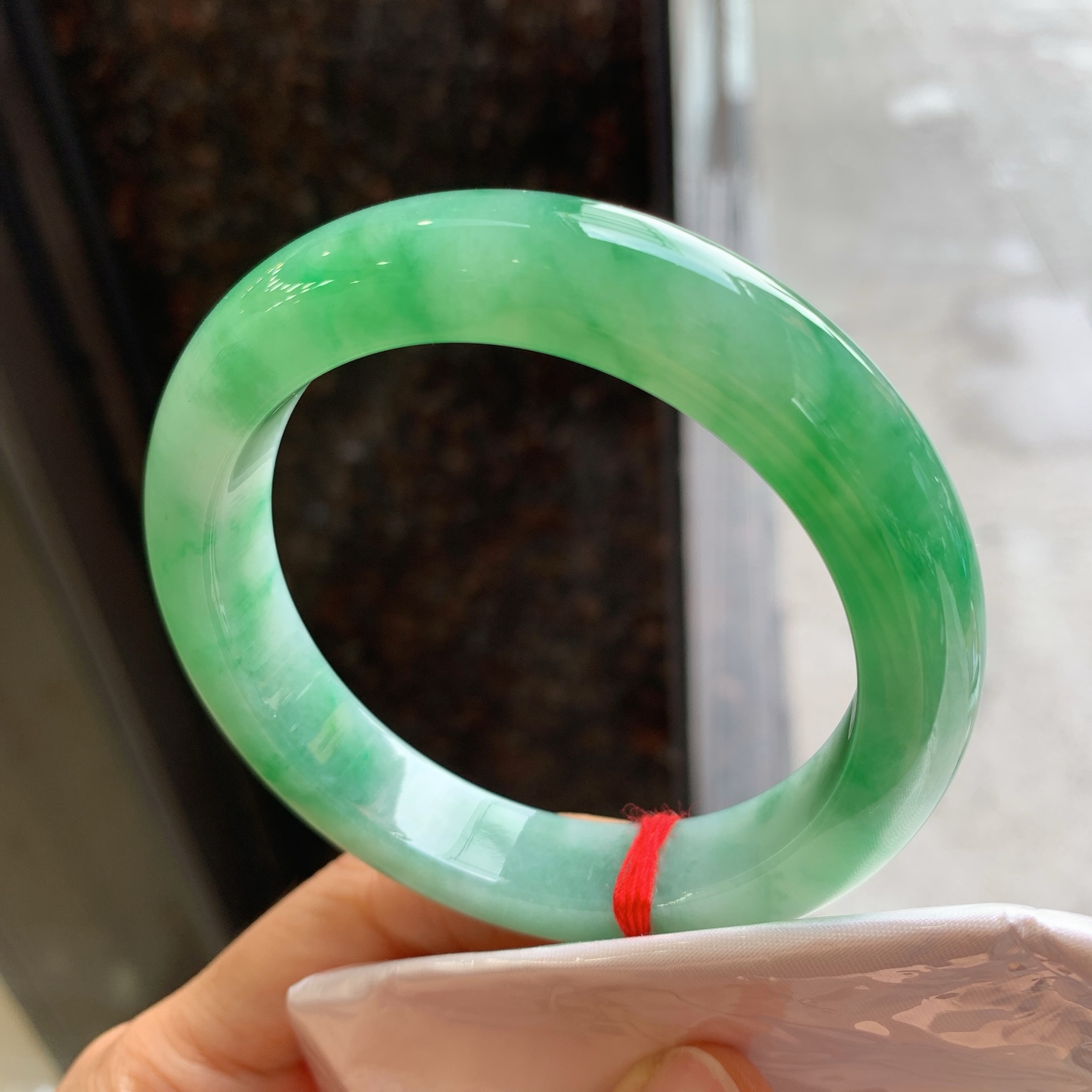 正圈飘绿，有纹，尺寸：58/12.3/9.3，色好