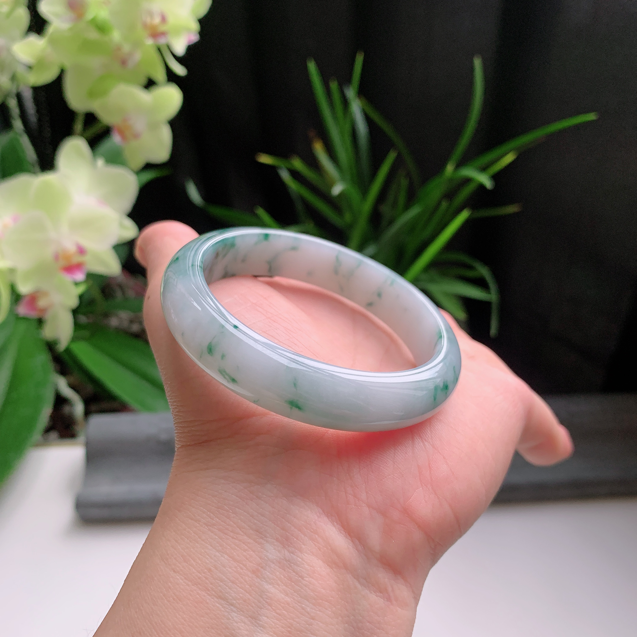 正圈53圈口，天然A货翡翠冰糯种水润飘绿玉手镯，水润秀丽，飘花灵动，种水十足，视觉甜美可人，恰到好处的美，十分高雅耐看，条形优美，上手优雅大方。47.53