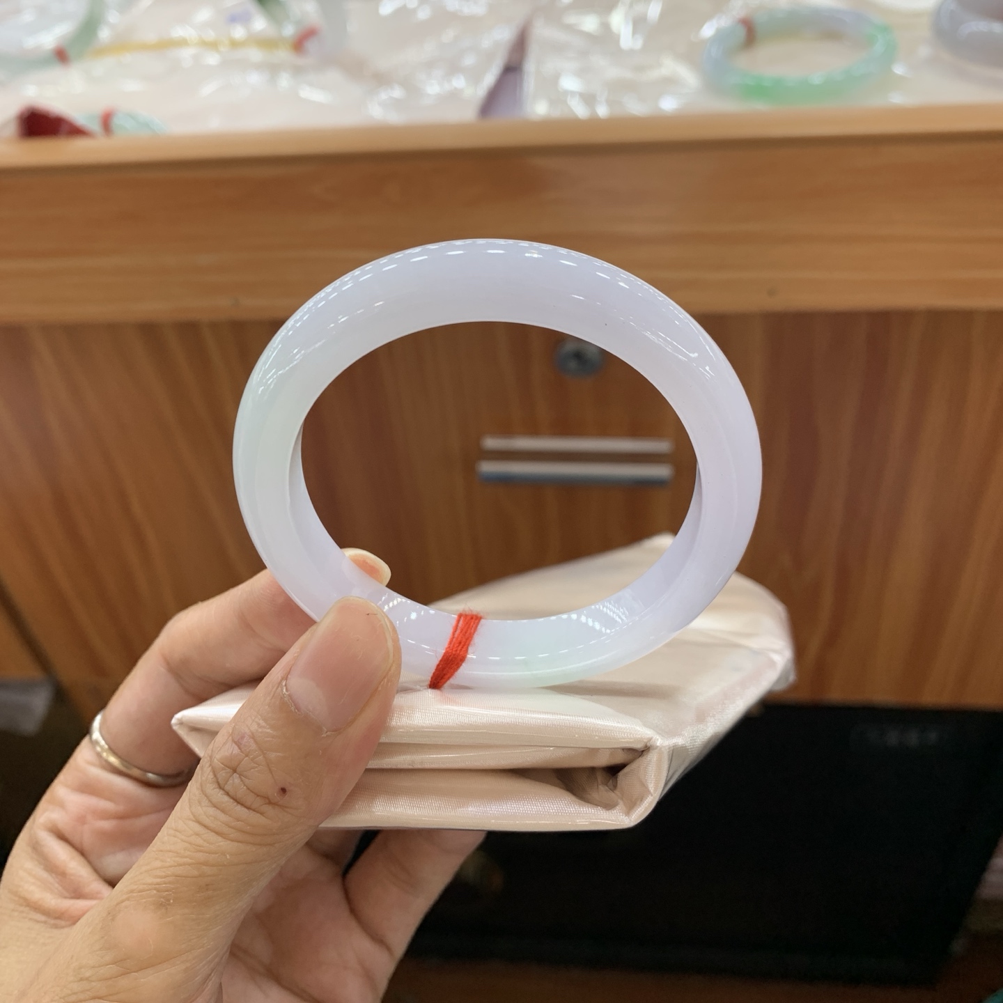 042703MMJ，春带彩正圈翡翠手镯，53.8-10-7.8