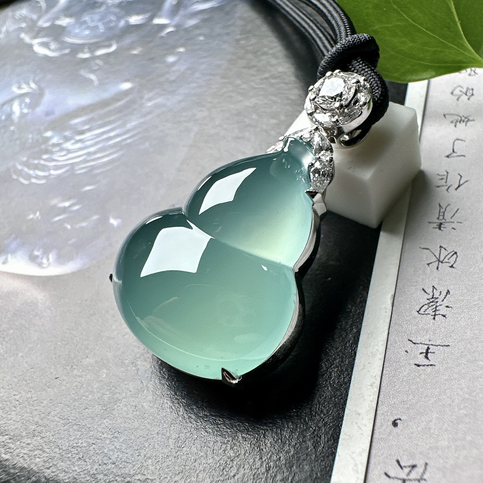 【冰种葫芦吊坠】精品，天空蓝老料，起钢光，种地上乘，冰感十足，通透起光，饱满圆润，18k金钻镶嵌，裸石尺寸25.3*21*8.8毫米。