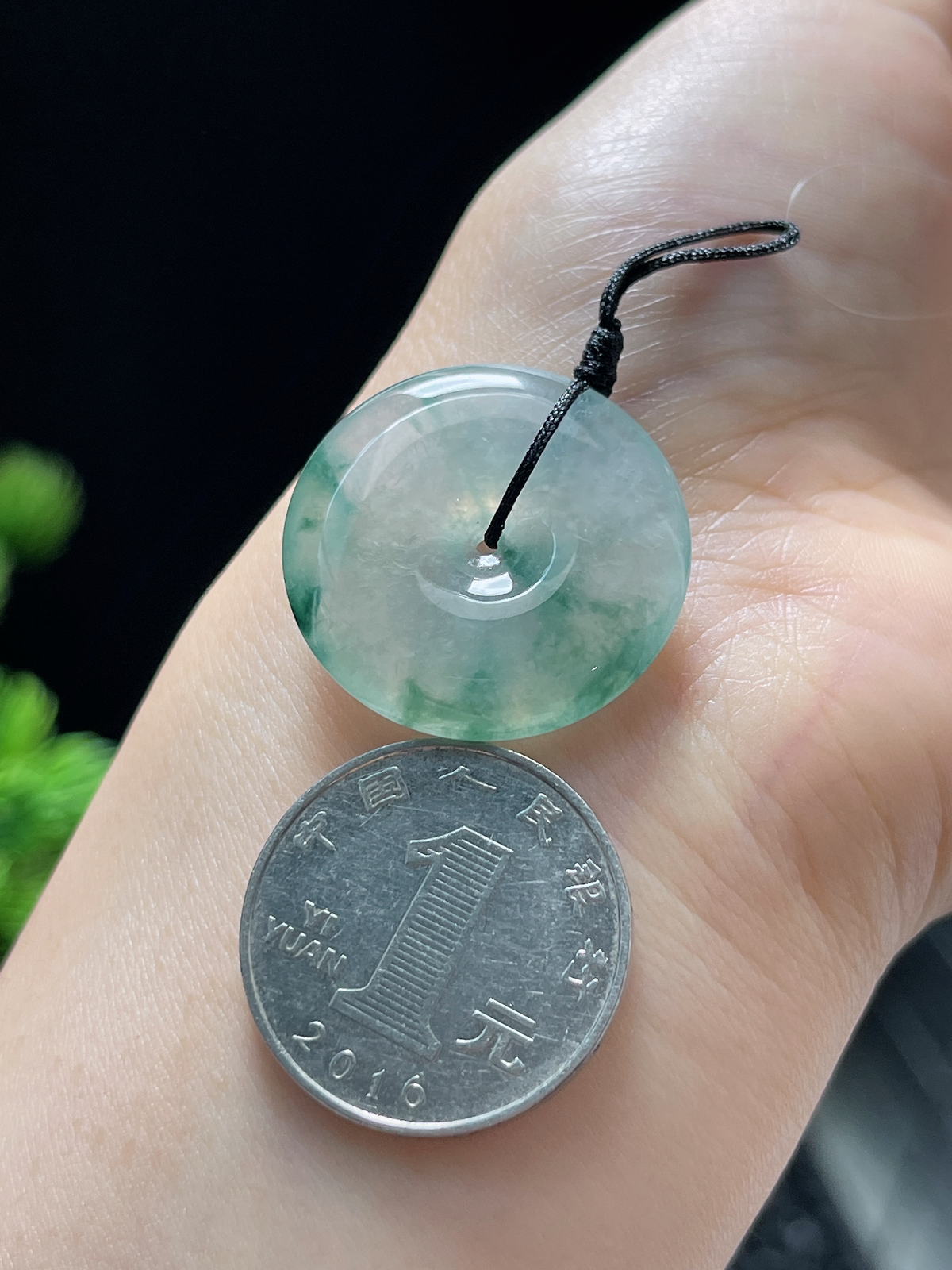 翡翠冰糯种飘绿平安扣