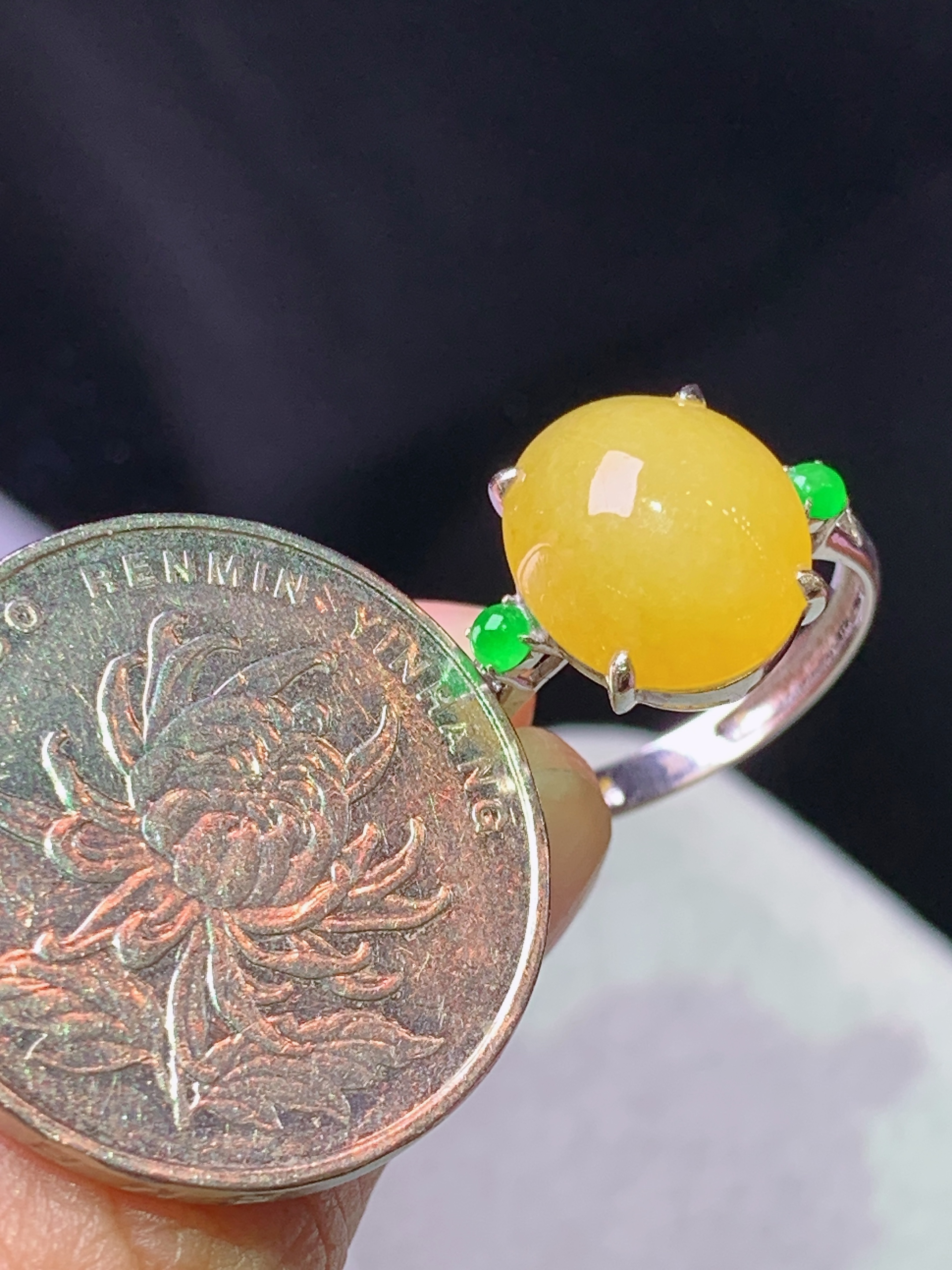 18k金钻镶嵌黄翡蛋面戒指 玉质细腻 色泽艳丽清新 水润亮眼 圈口14 裸石尺寸12.6*10.5*6b1