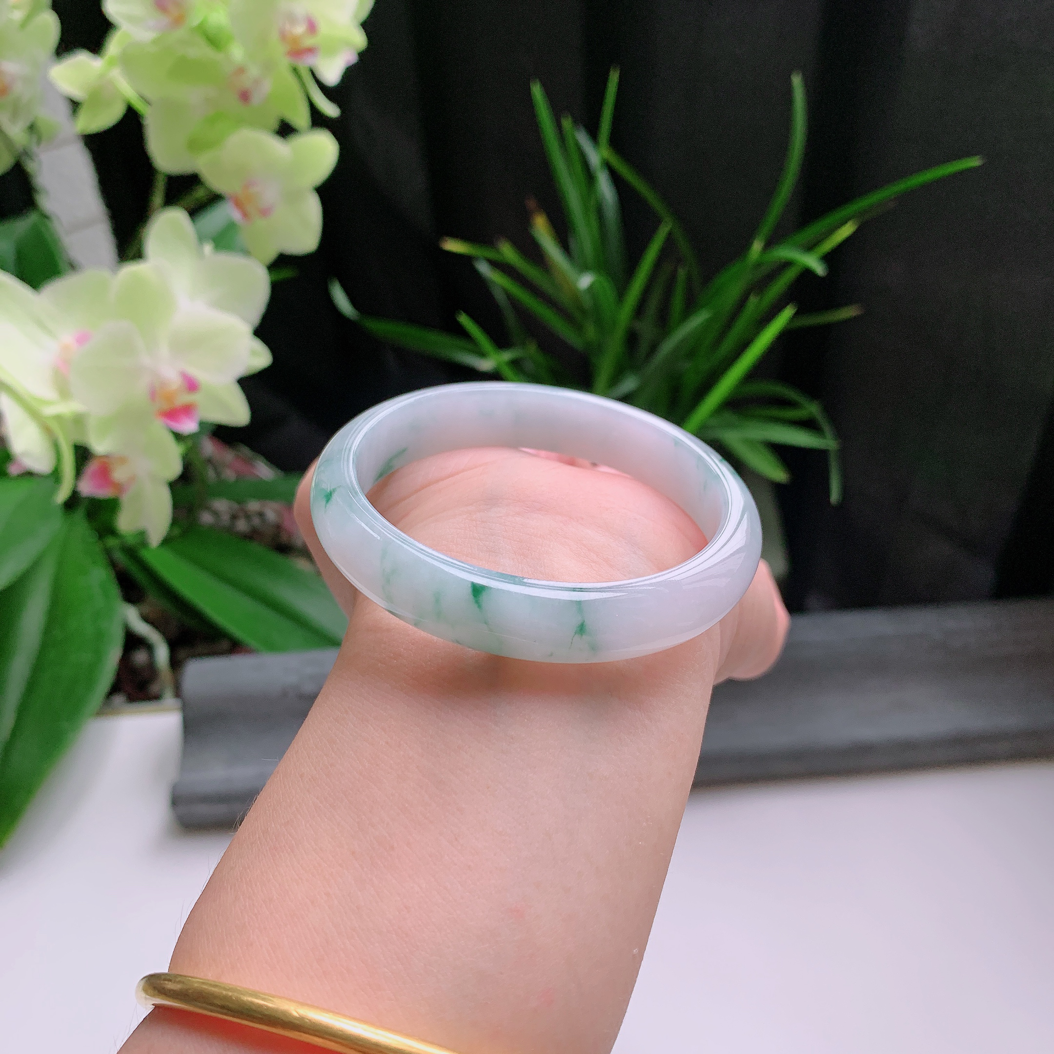 贵妃54圈口，天然A货翡翠冰糯种水润飘绿玉手镯，水润秀丽，飘花灵动，种水十足，视觉甜美可人，恰到好处的美，十分高雅耐看，条形优美，上手优雅大方。37.34