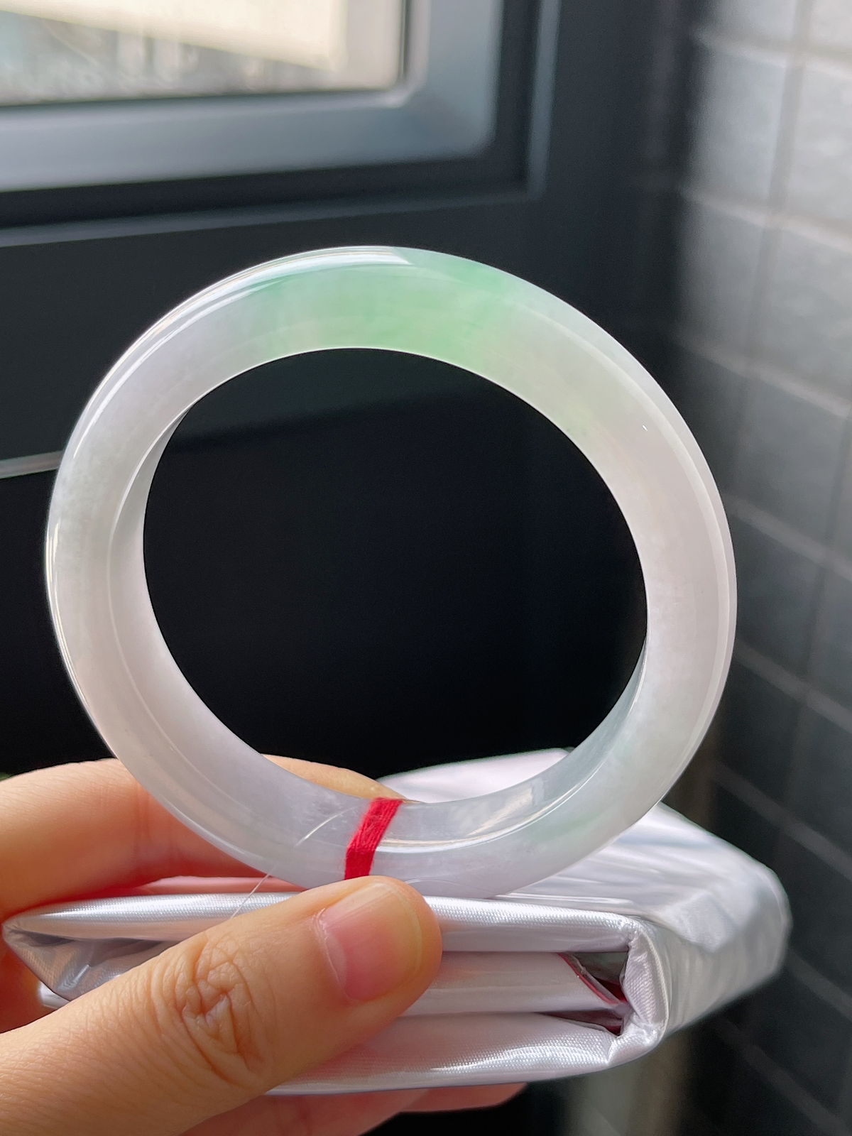 正圈57.8圈口，翡翠冰糯种淡绿色手镯