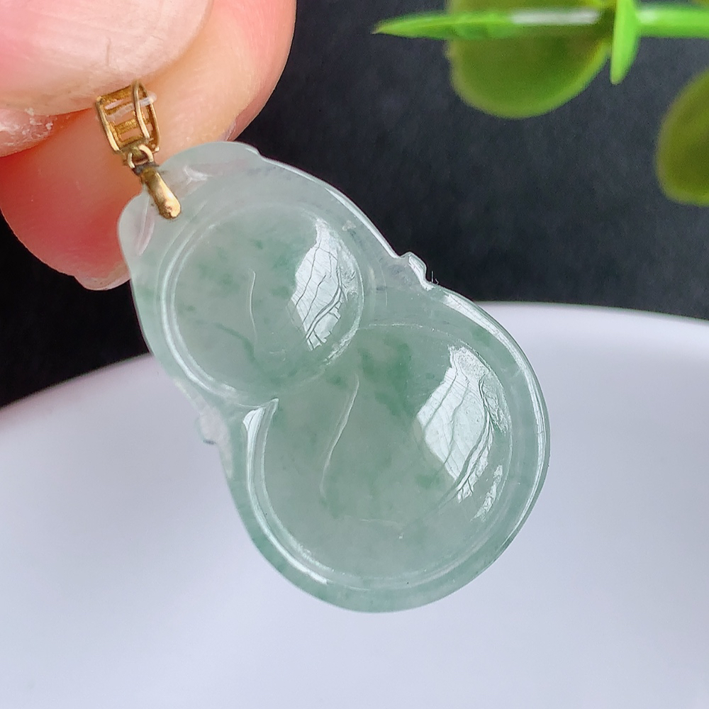 18k金扣冰润飘花葫芦翡翠吊坠  寓意“福禄双全，加官进爵，财源滚滚” 莹润通透，抱满大气  清新脱俗    W449.27尺寸：24.3-15.6-5.3mm