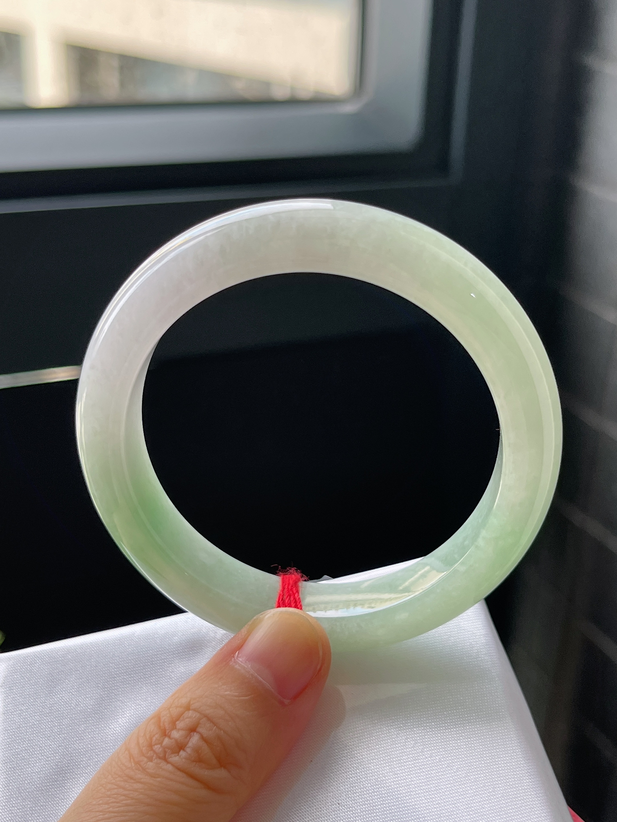 正圈52圈口，翡翠冰糯种淡绿色手镯