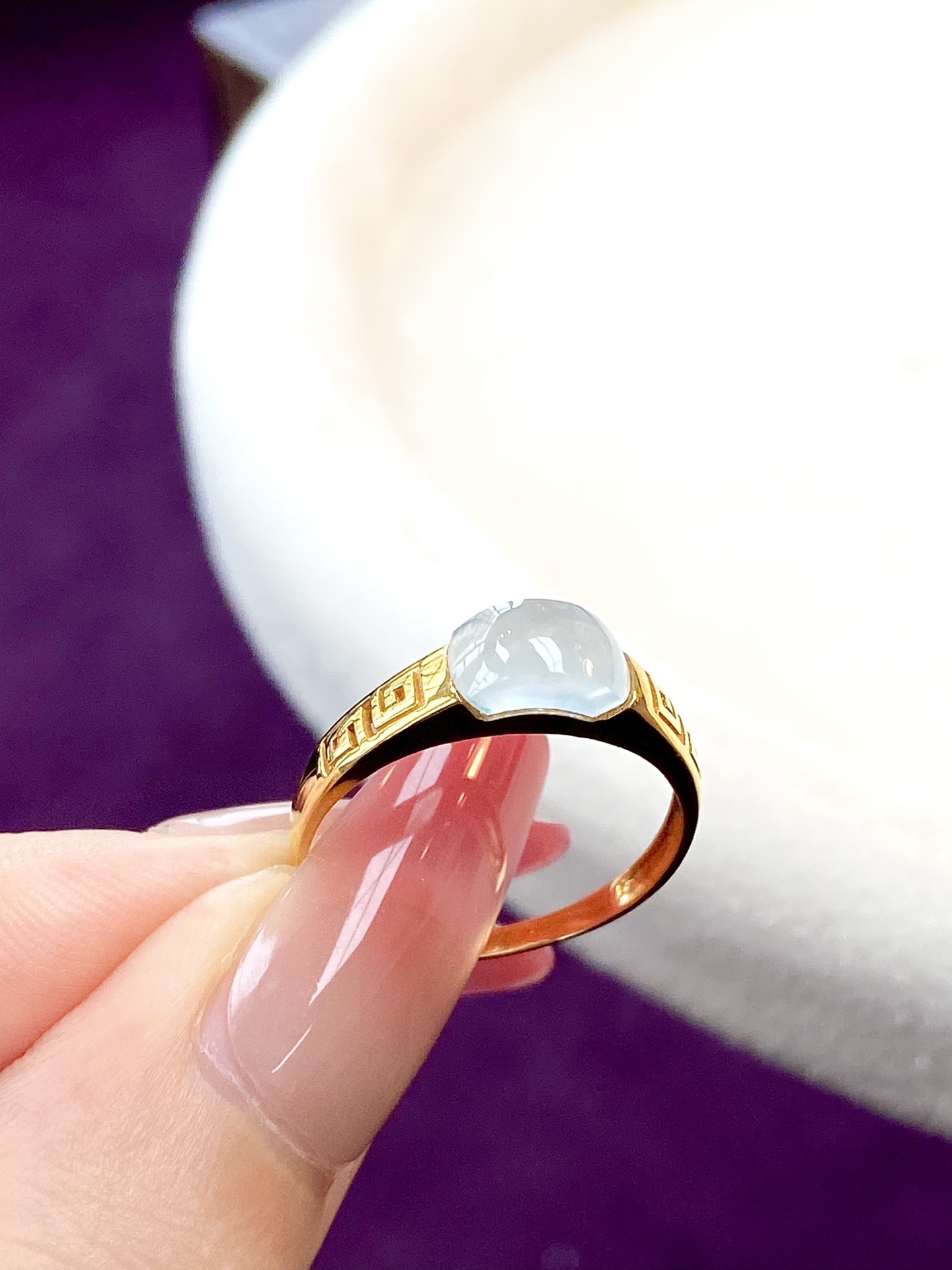 ️冰种马鞍戒指，冷冽的光与鎏金的韵，的气质，上手质感绝了，裸石：8.2/4.2/3.6mm，无裂。