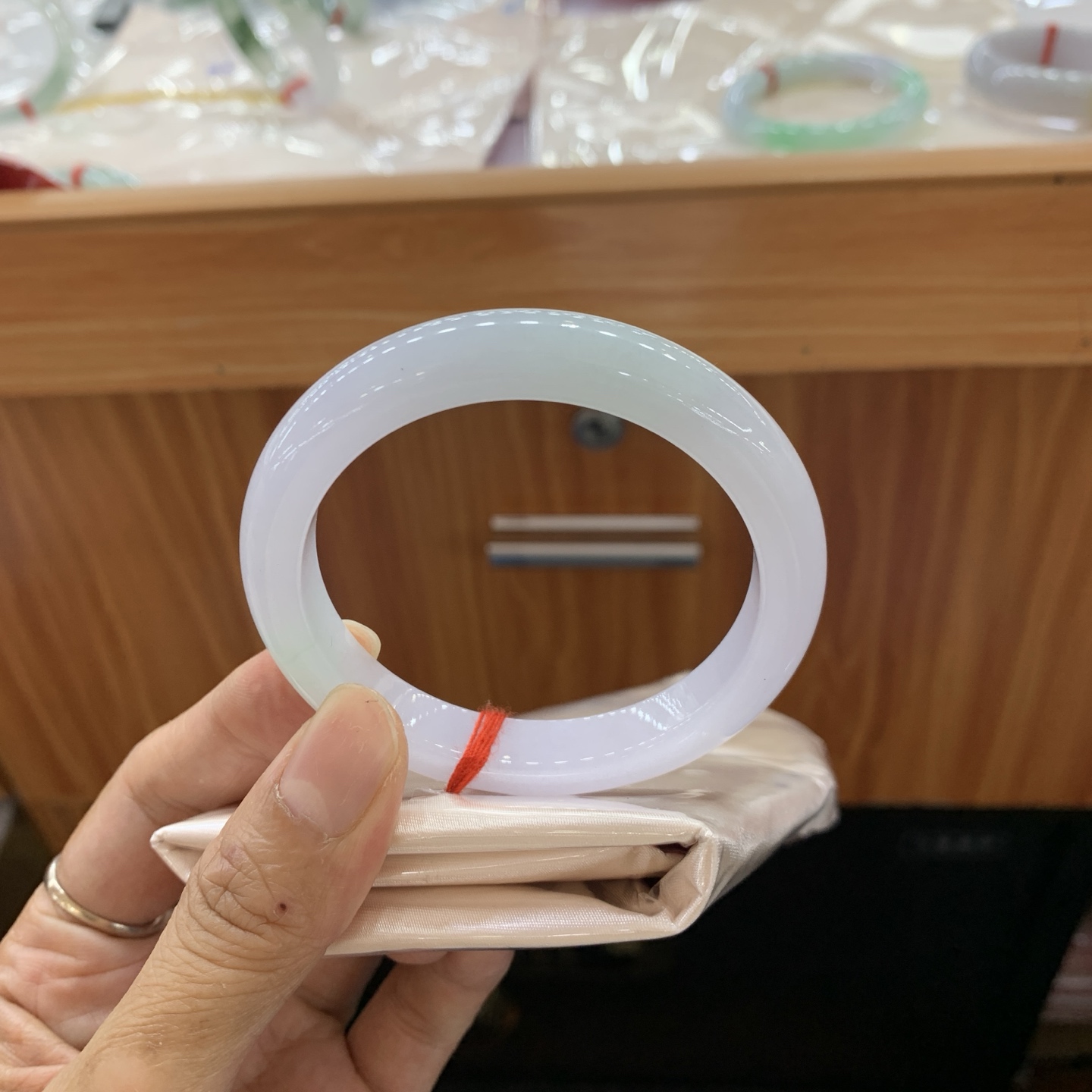 042703MMJ，春带彩正圈翡翠手镯，53.8-10-7.8