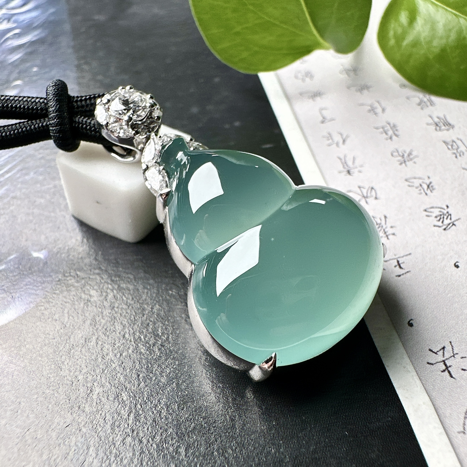 【冰种葫芦吊坠】精品，天空蓝老料，起钢光，种地上乘，冰感十足，通透起光，饱满圆润，18k金钻镶嵌，裸石尺寸25.3*21*8.8毫米。