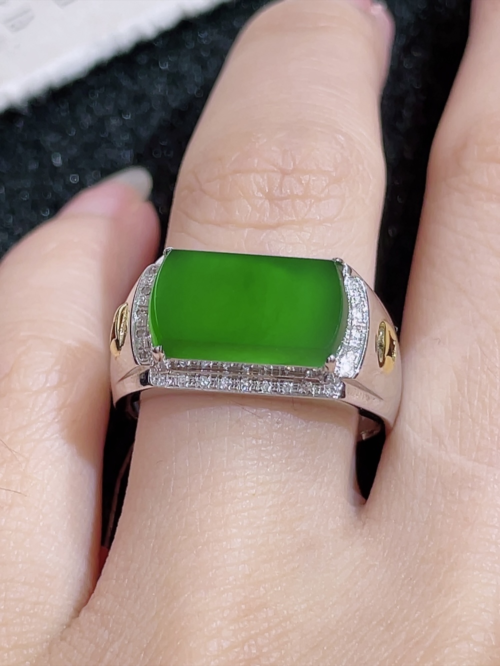 ️冰绿马鞍戒指，无裂，18k金镶嵌，种水，重金镶嵌，厚装饱满，高端大气，时尚百搭，性比高，指圈18