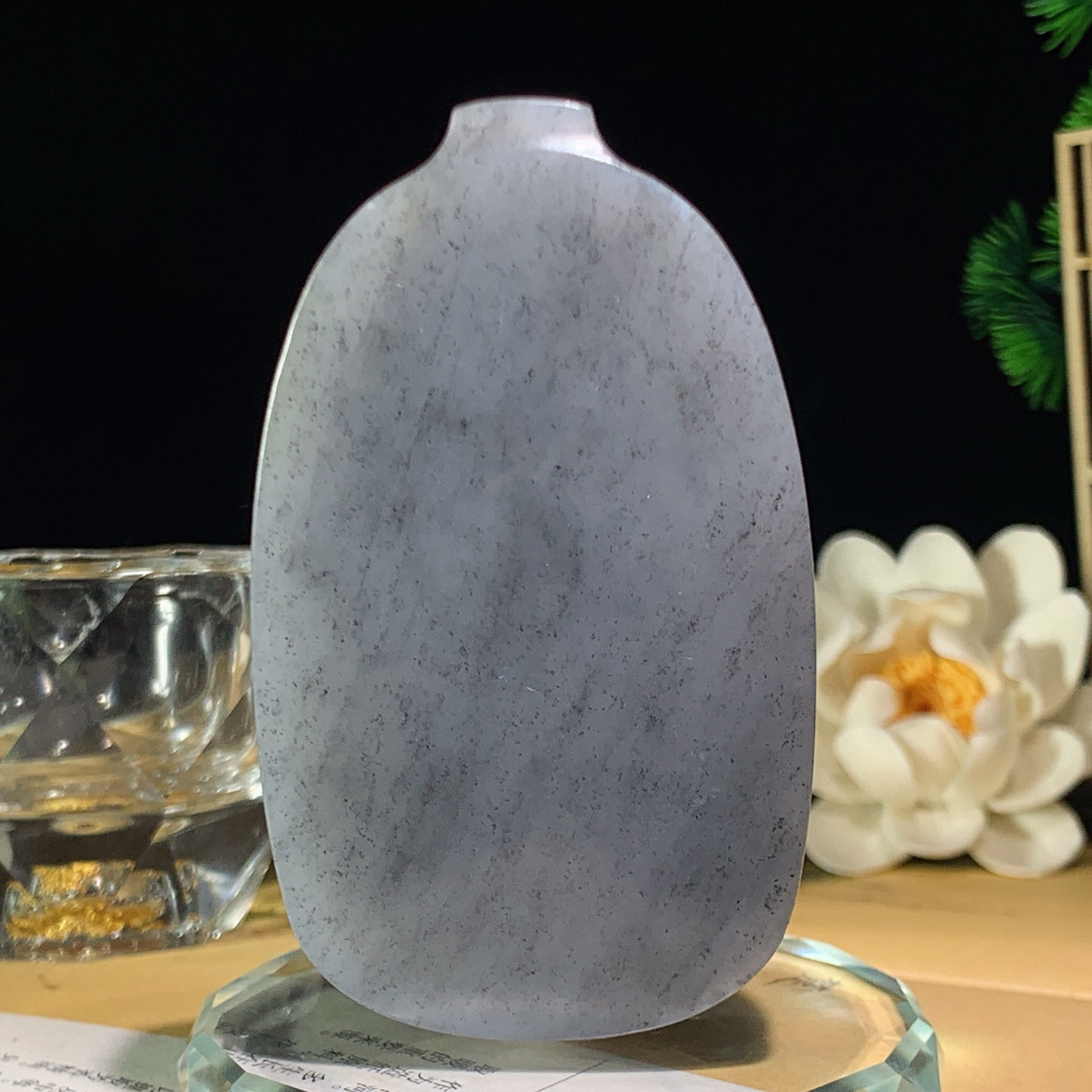 新疆和田玉籽料青花平安无事牌挂件。尺寸78/47/11重92.5克 玉质细腻油润。手推出油。佩戴高端典雅。lt260428