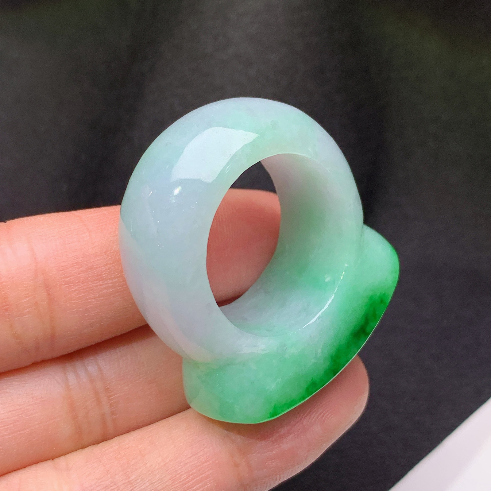 飘绿大扳指，权贵在手，富贵上身，冰润细腻，色阳，种水足，Xc 圈口26 尺寸14.3*9.3
