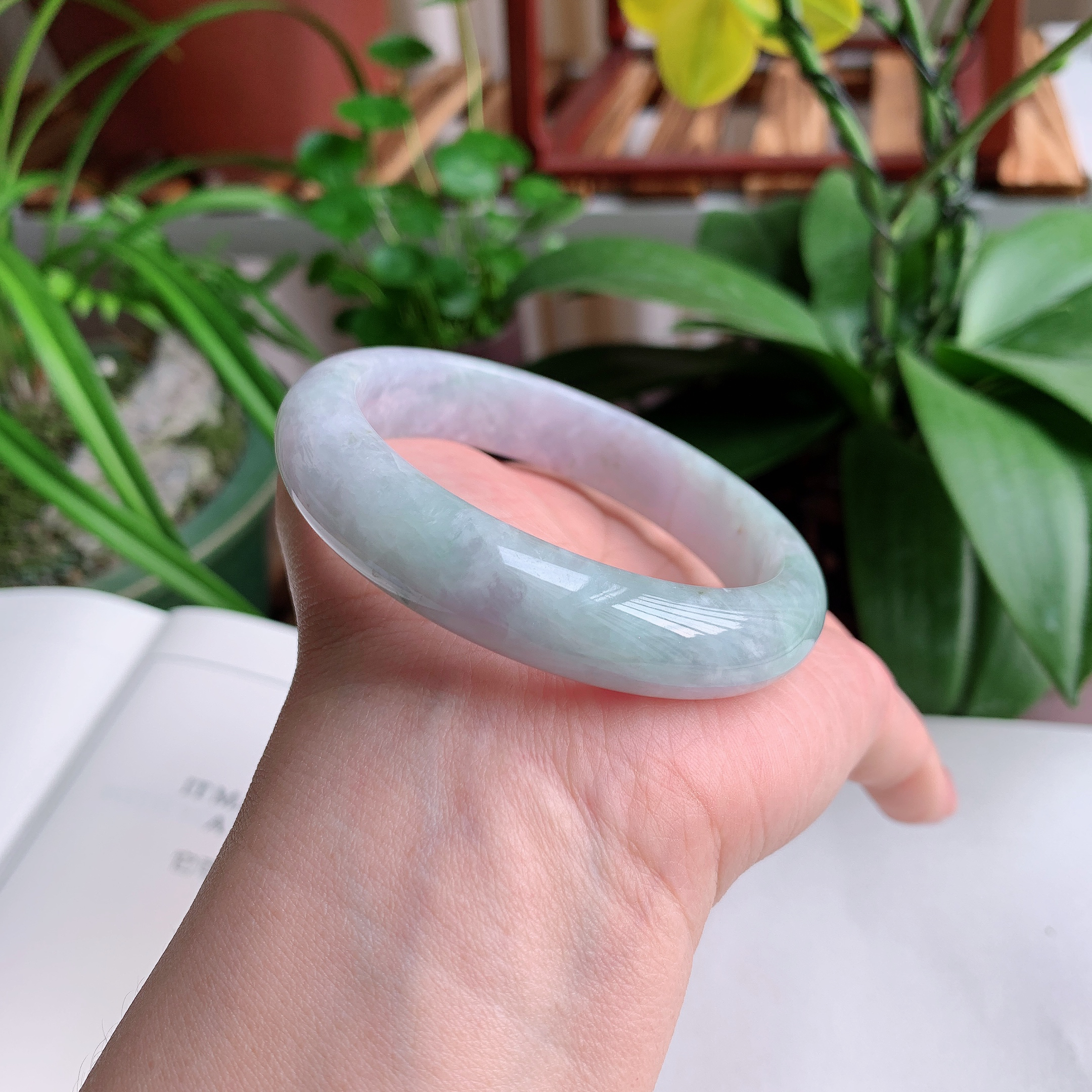 正圈58圈口，天然A货翡翠冰糯种水润飘绿玉手镯，水润秀丽，飘花灵动，种水十足，视觉甜美可人，恰到好处的美，十分高雅耐看，条形优美，上手优雅大方。61.34