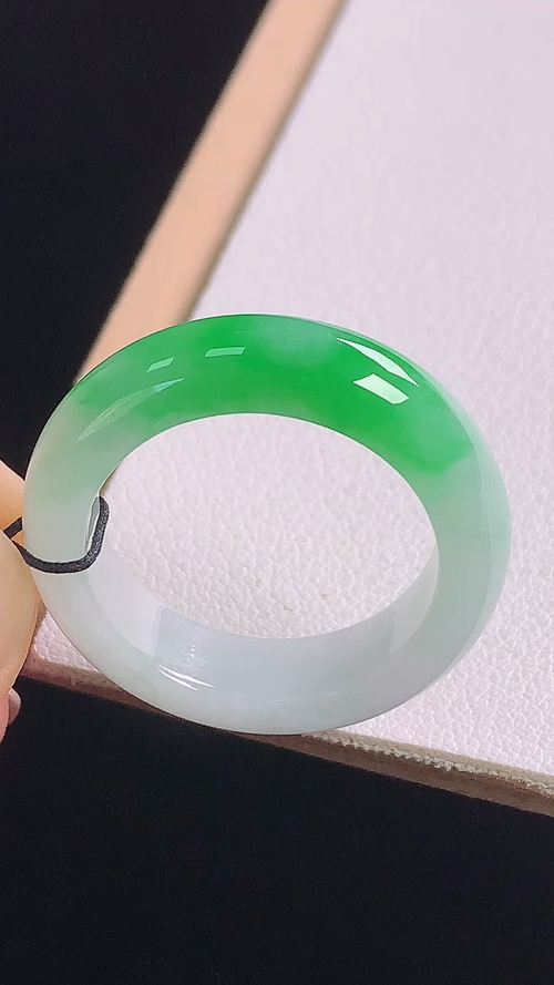 冰飘绿指环，无裂，尺寸:圈口20/19.3-5.9-3.8mm，编号24