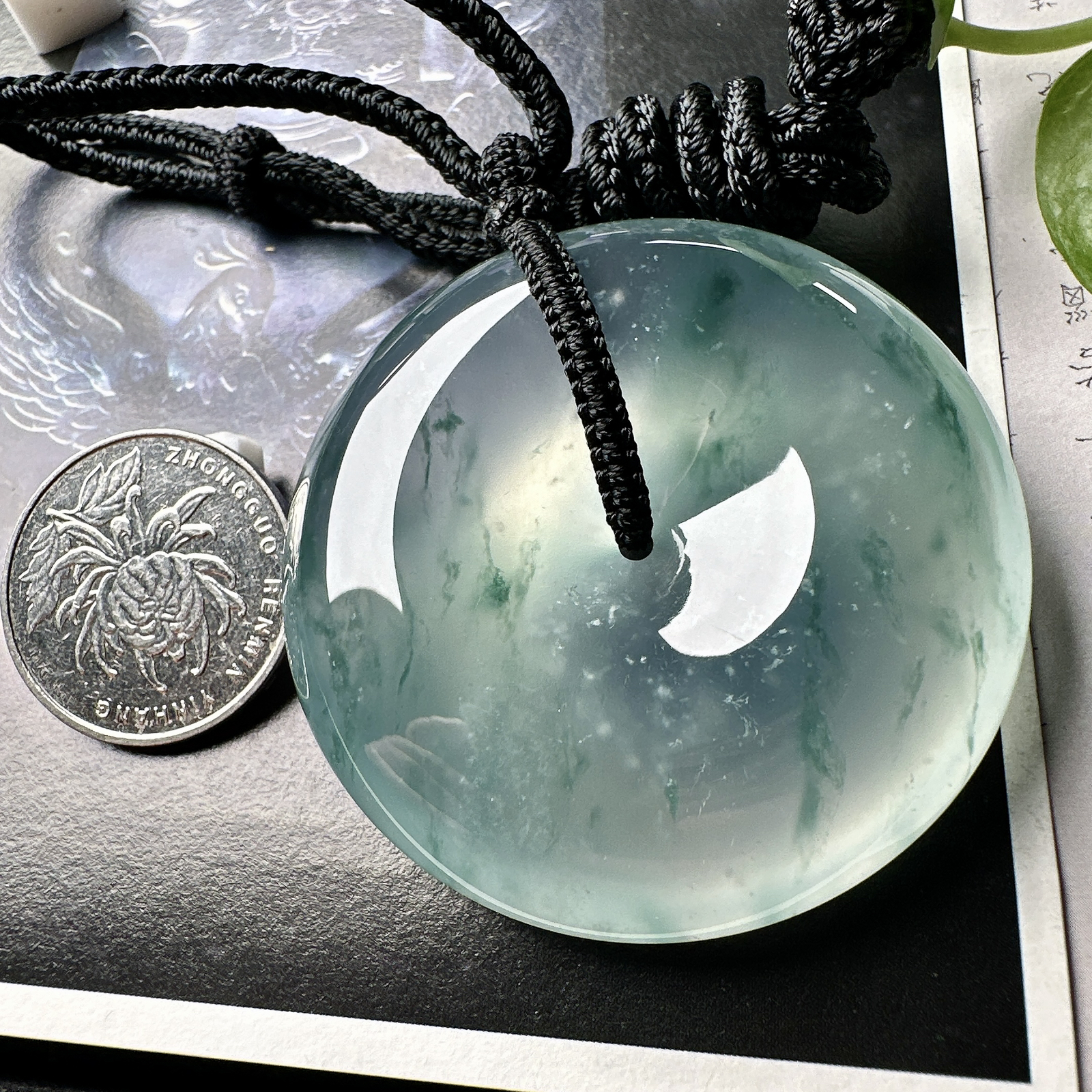 【冰种飘花巨无霸大平安扣】质地非常细腻，冰润十足，种老冰透，花色灵动，收藏品质。