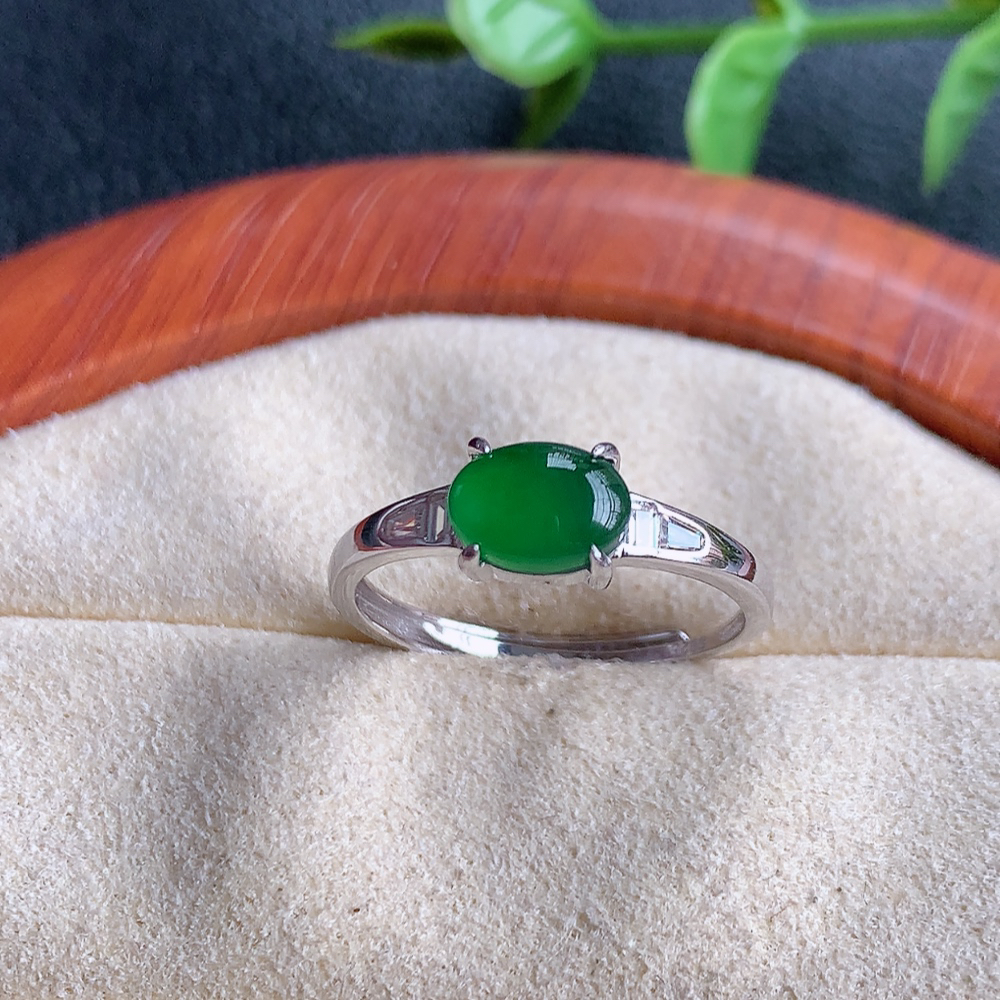 冰润满绿精美环形翡翠戒指  玉质细腻  冰清玉润  飘花灵动  颜色漂亮  W815.27  内径尺