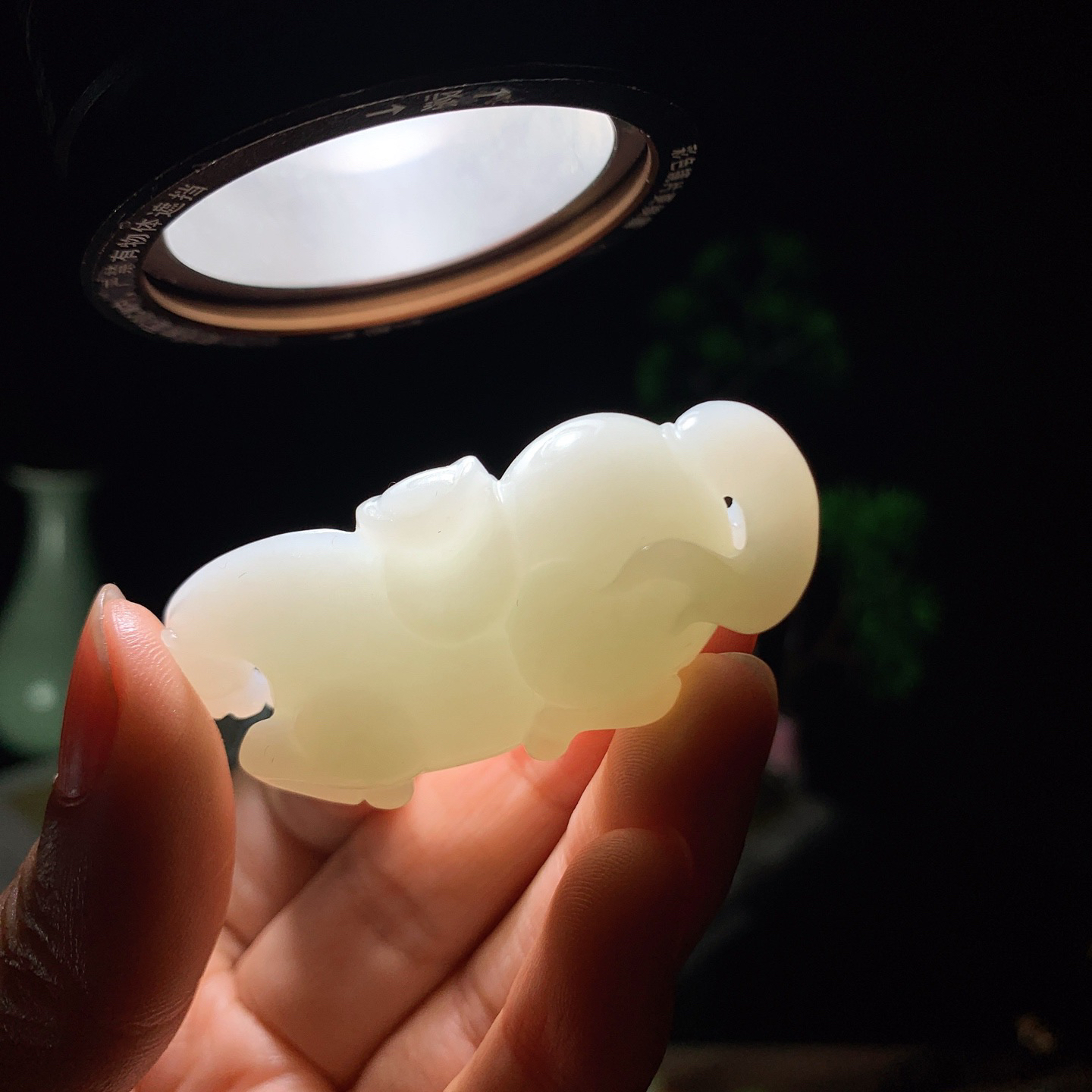 新疆和田玉羊脂白马到成功马挂件。尺寸53/20/21重33.5克 玉质细腻油润。手推出油。佩戴高端典雅。lt260428