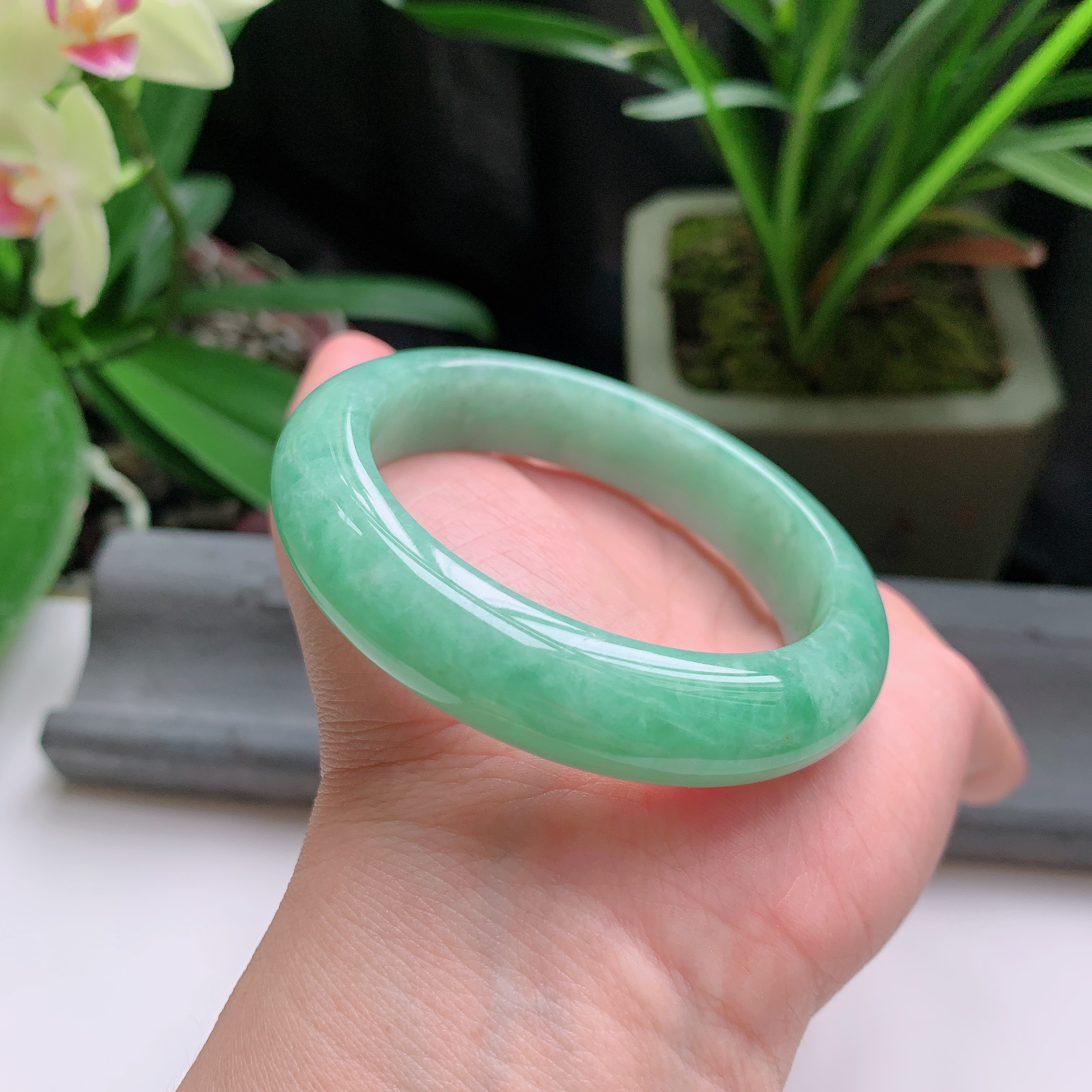 正圈53圈口，天然A货翡翠冰糯种水润满色果绿玉手镯，水润秀丽，飘花灵动，种水十足，视觉甜美可人，恰到好处的美，十分高雅耐看，条形优美，上手优雅大方。62.10