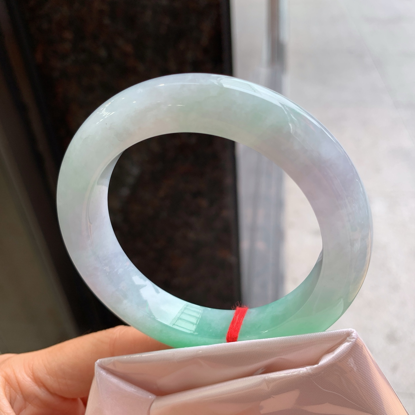 正圈飘绿，有纹，尺寸：57/11.8/11，色阳绿