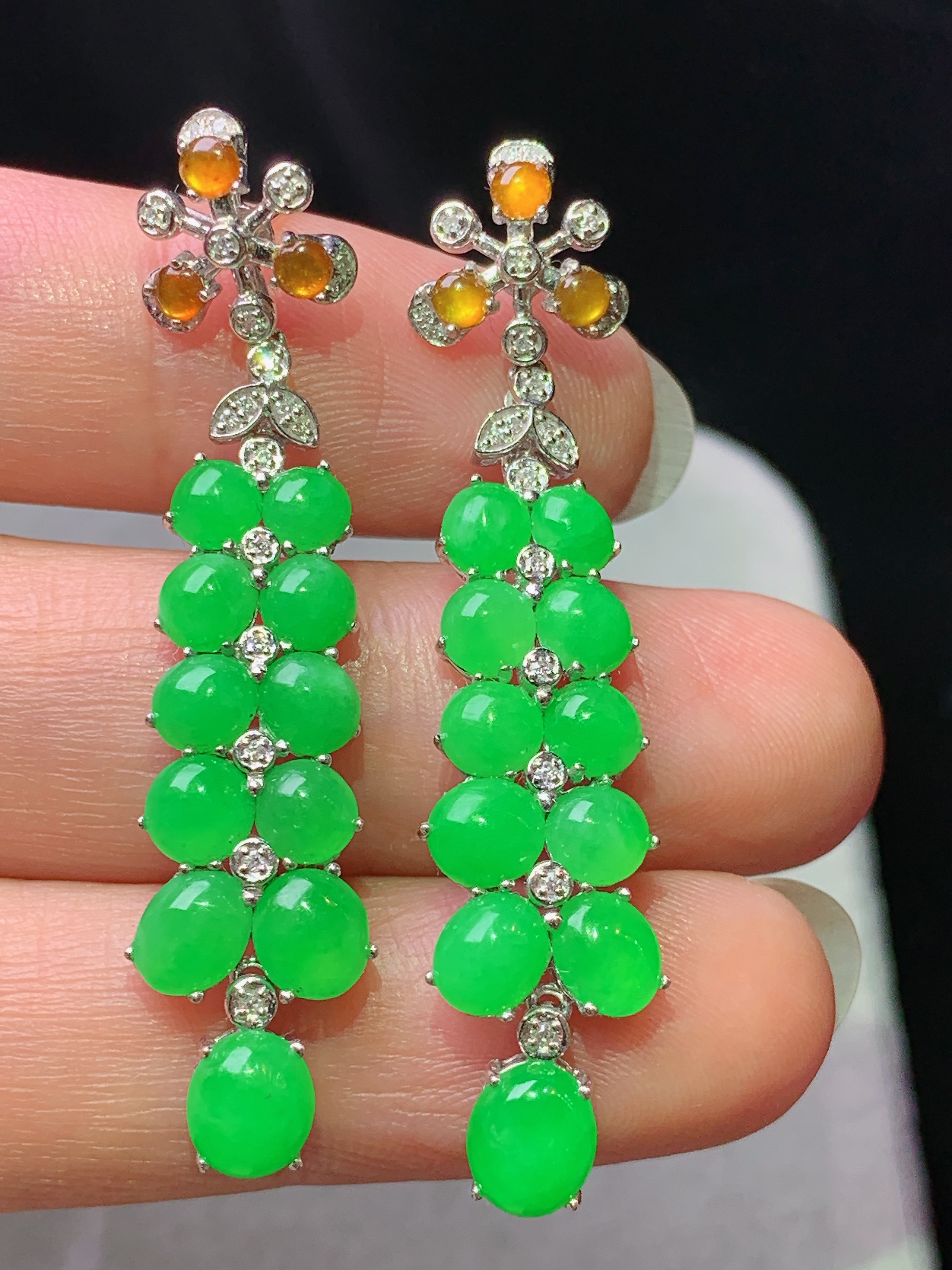 18k金钻镶嵌阳绿蛋面耳坠 玉质细腻 色泽艳丽清新 水润亮眼 整体尺寸46*10*4x2