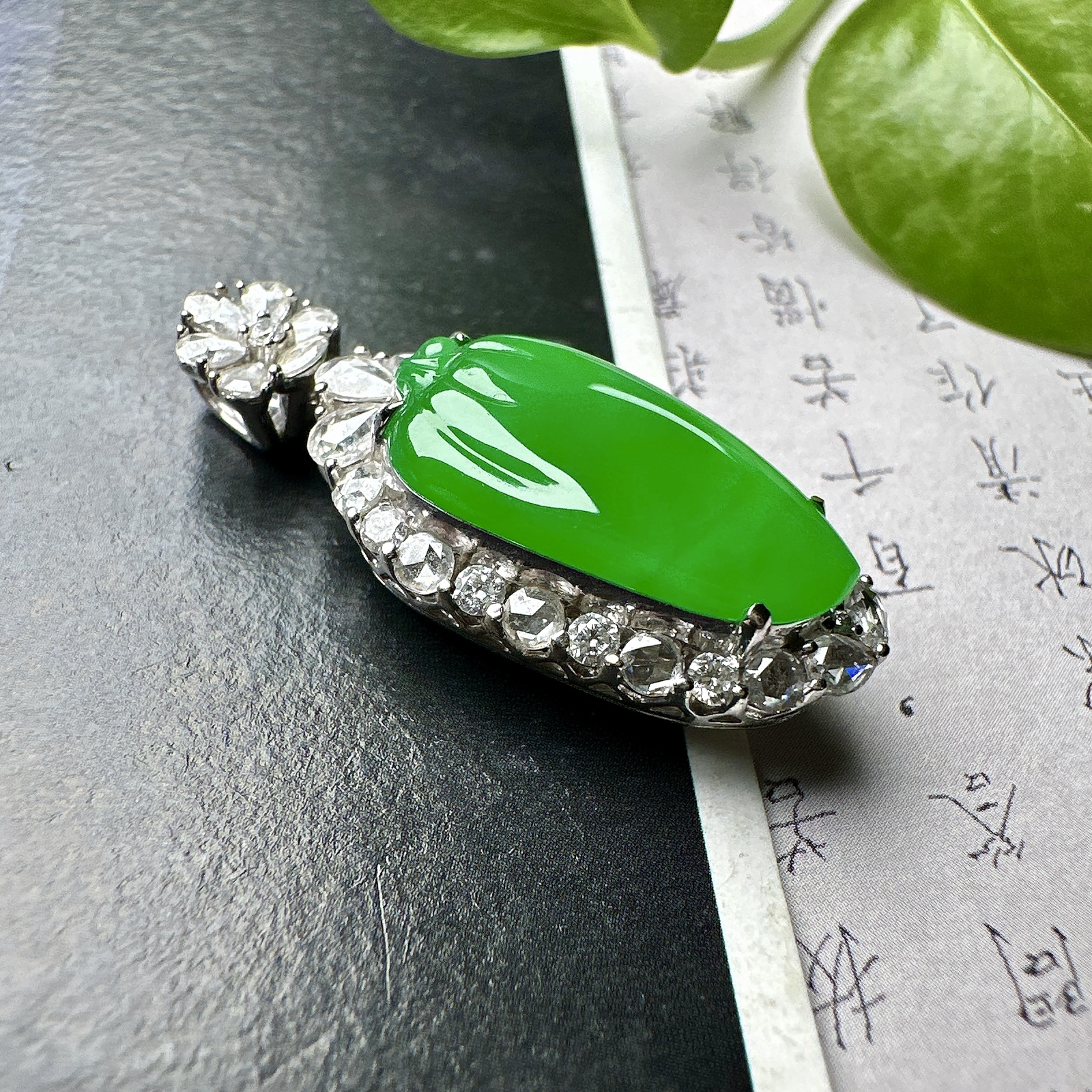 【冰种满绿福瓜吊坠】种水上乘，晶莹剔透，纯净通透，18k金钻精美镶嵌，裸石尺寸18.3*9.8*3.5毫米