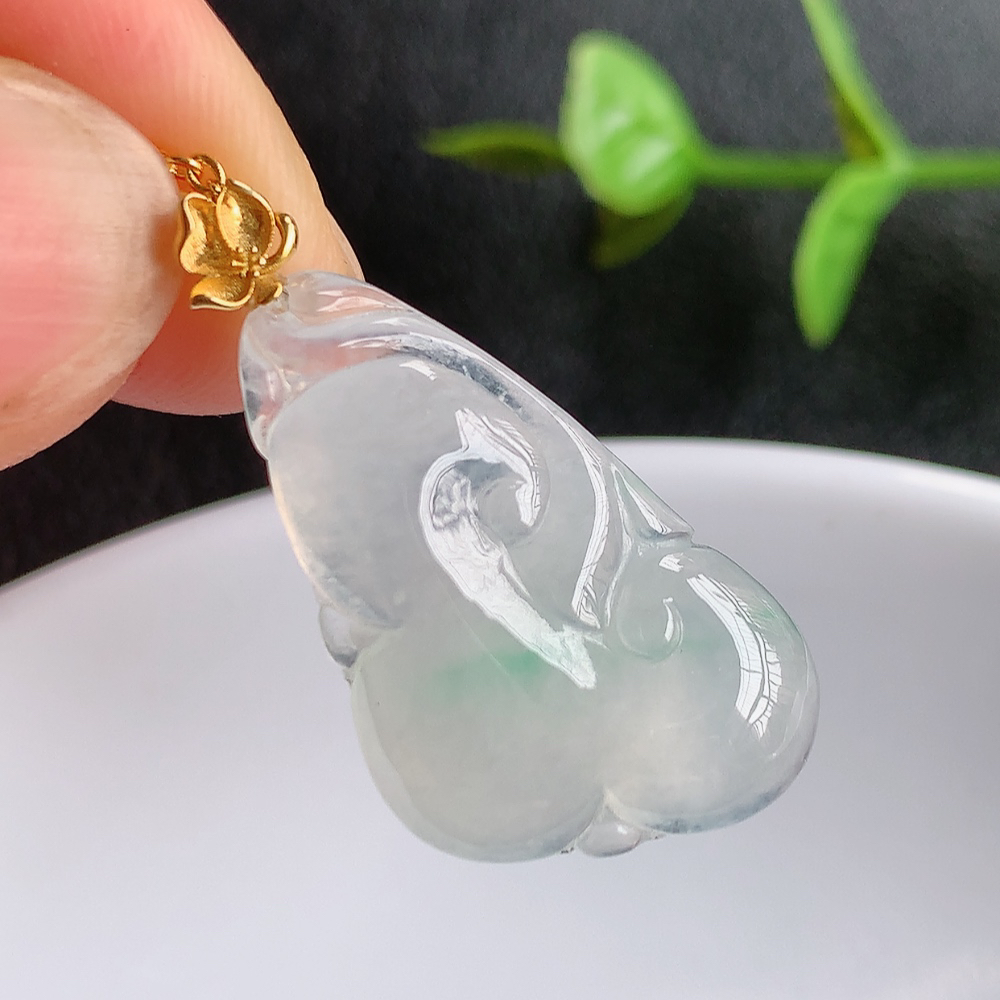 18k金扣冰润飘花吉祥如意翡翠吊坠  寓意“万事如意，吉祥如意,福寿绵长 心想事成”饱满大气，通透水润  W03.27  尺寸：25.8-15.2-4.8mm