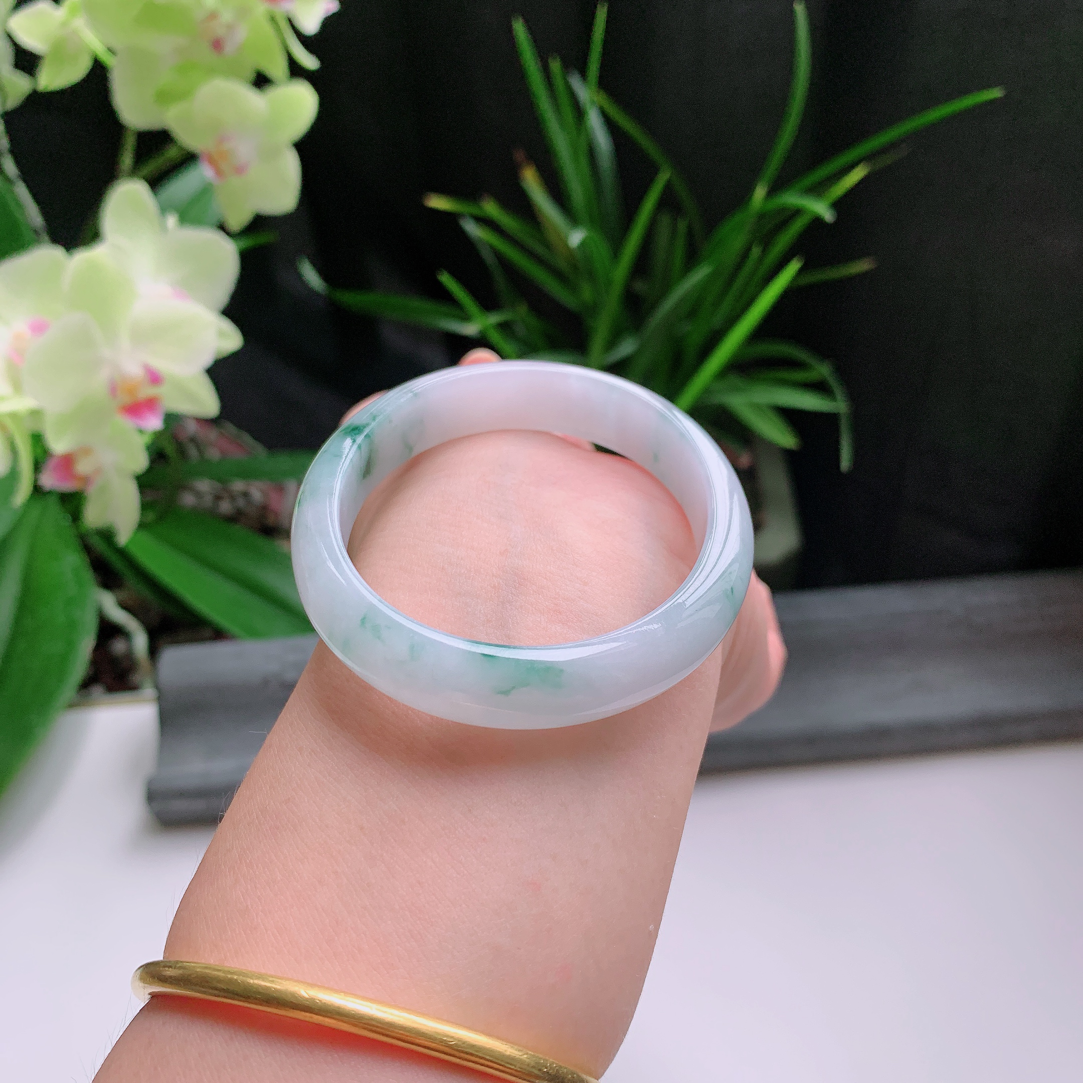 贵妃54圈口，天然A货翡翠冰糯种水润飘绿玉手镯，水润秀丽，飘花灵动，种水十足，视觉甜美可人，恰到好处的美，十分高雅耐看，条形优美，上手优雅大方。37.34