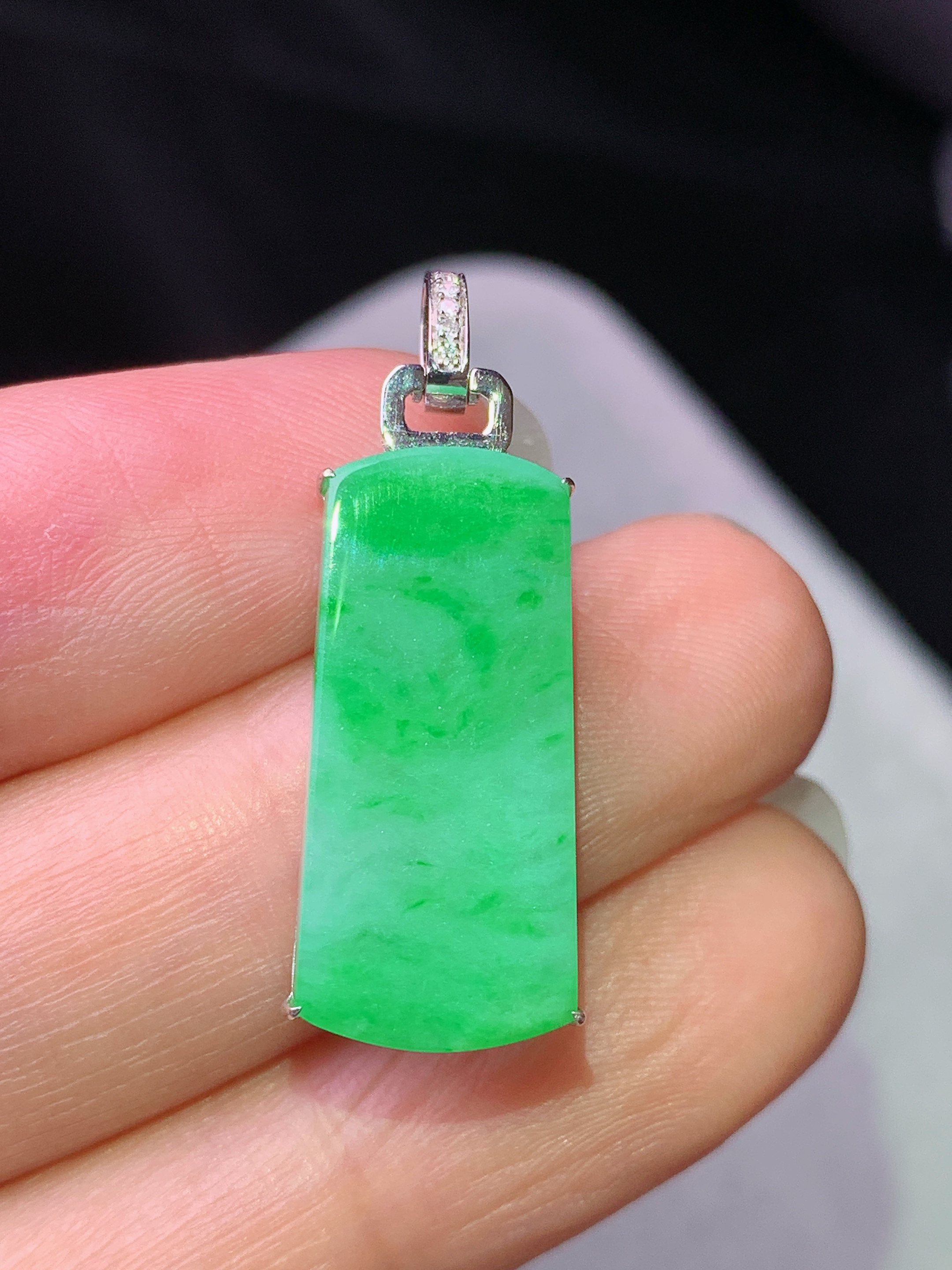 18k金钻镶嵌阳绿无事牌吊坠 玉质细腻 色泽艳丽清新 水润亮眼 整体尺寸29.6*9.5*4.8b1
