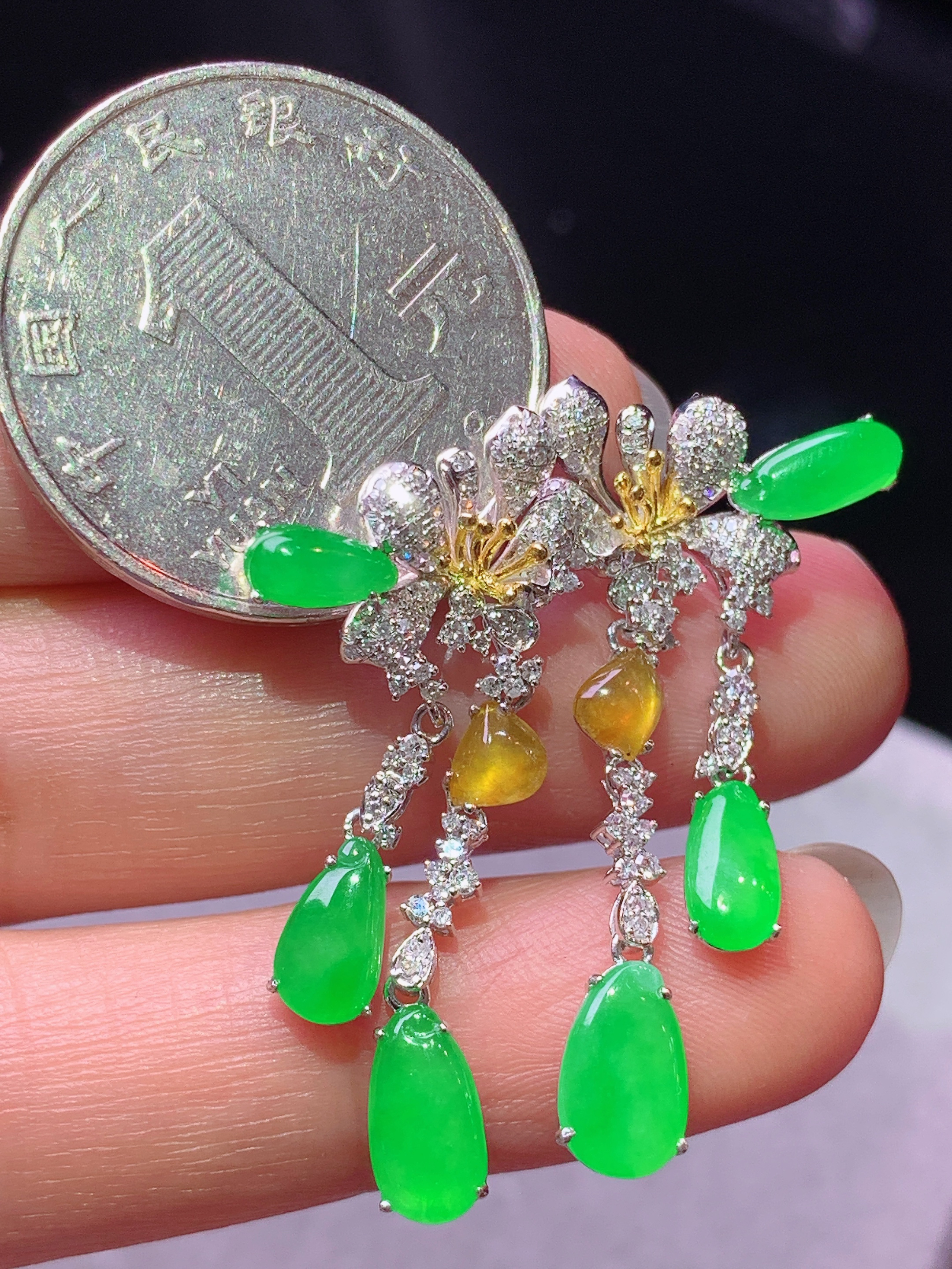 18k金钻镶嵌冰阳绿福瓜耳坠 玉质细腻 色泽艳丽清新 水润亮眼 整体尺寸34.5*14.2*3x2
