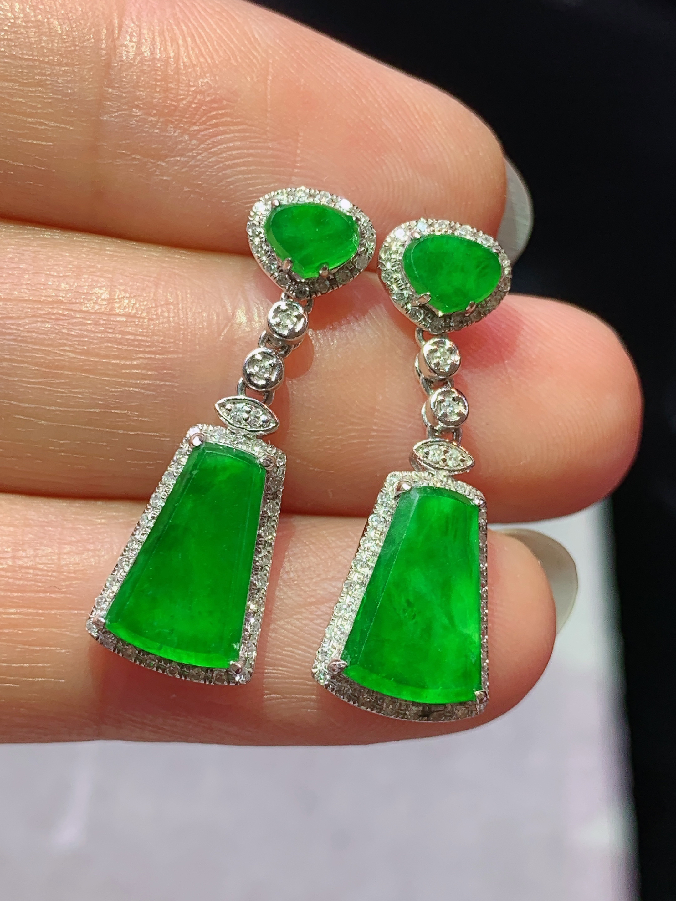 18k金钻镶嵌满绿无事牌耳坠 玉质细腻 色泽艳丽清新 水润亮眼 整体尺寸 26*9.2*4x2