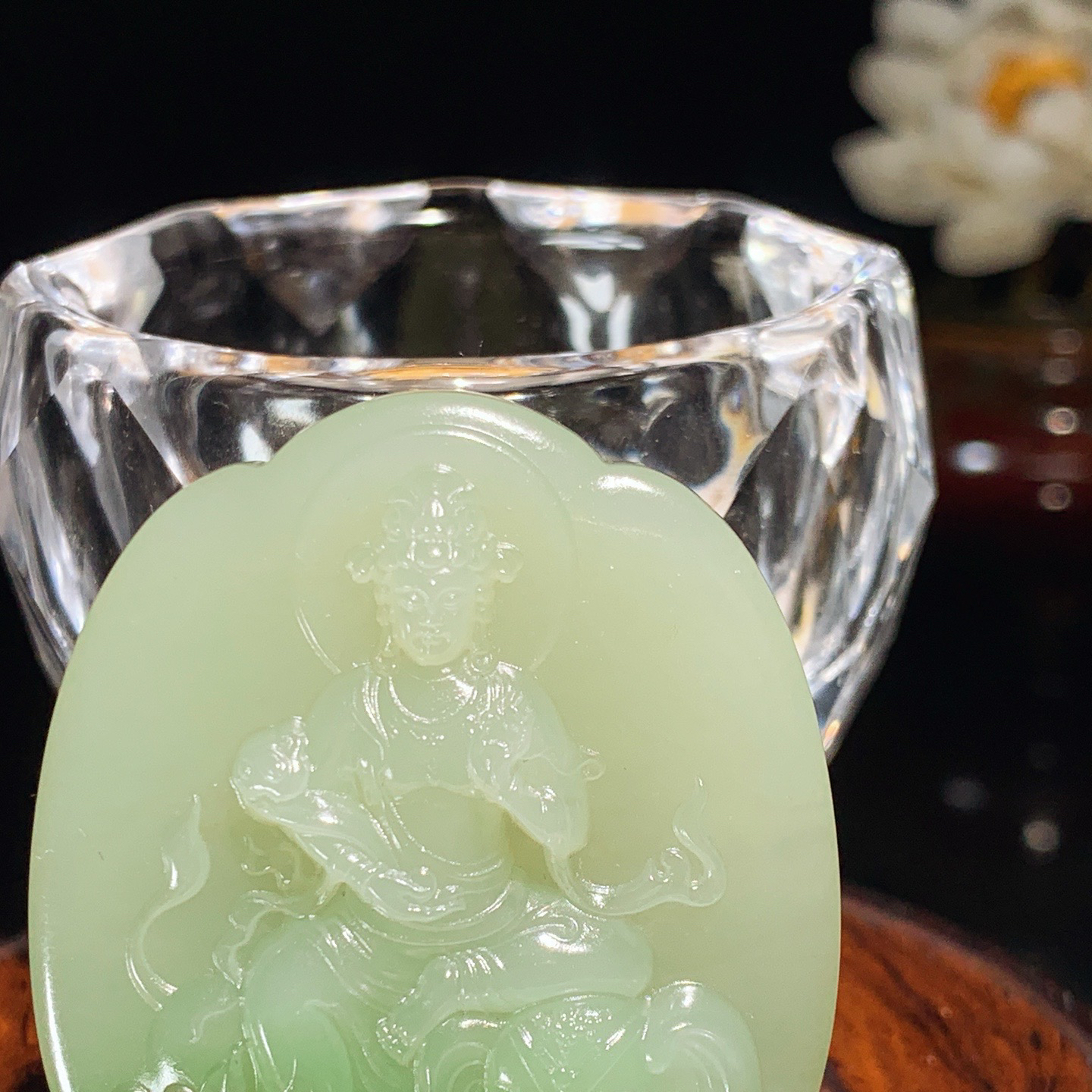 和田玉白玉青海翠翠青普贤菩萨牌子挂件。尺寸50/43/12.5重47克 无裂无杂 玉质细腻油润 底色纯净 脂粉好，品质好。lt251025