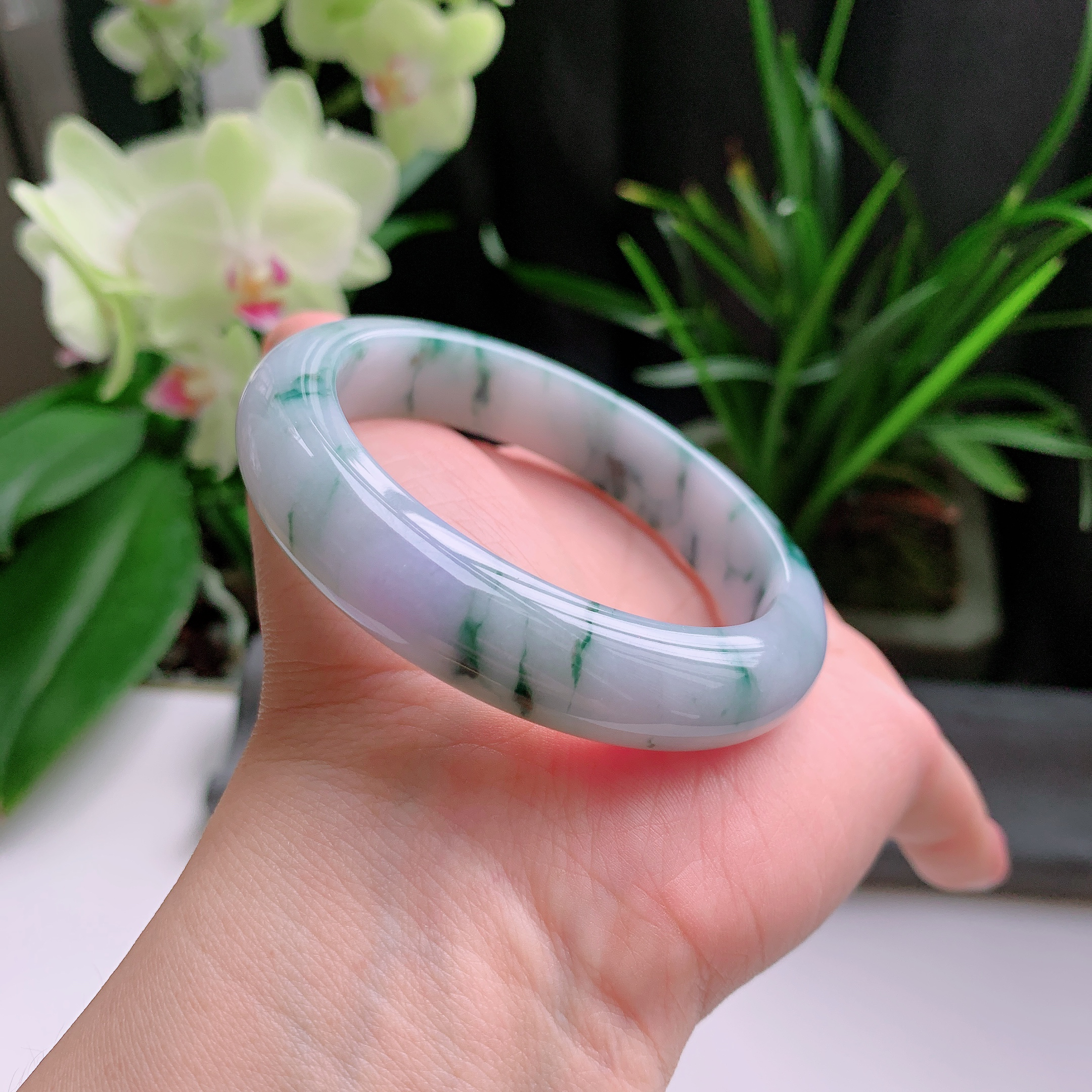 正圈56圈口，天然A货翡翠冰糯种水润淡紫飘绿玉手镯，水润秀丽，飘花灵动，种水十足，视觉甜美可人，恰到好处的美，十分高雅耐看，条形优美，上手优雅大方。63.95