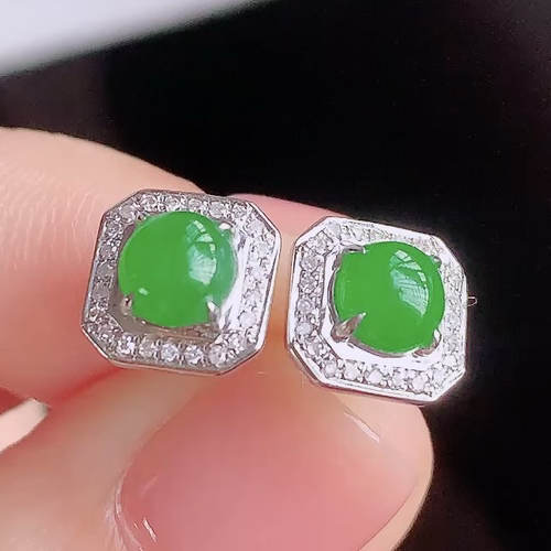️天然翡翠 冰阳绿蛋面耳钉，无裂，18k金镶嵌，重金，4.6/4/2.5。7.8/7.3/4.3。