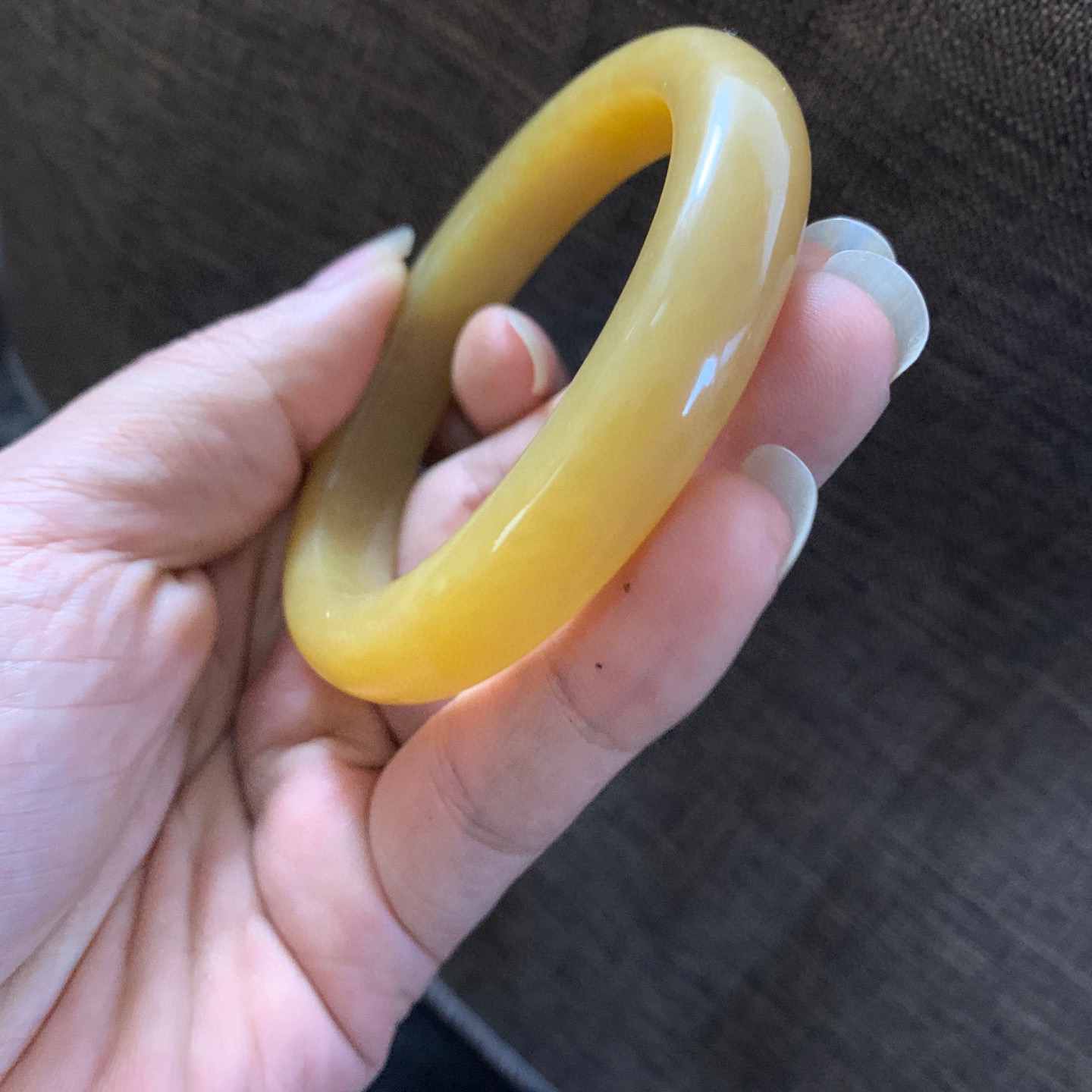 59圈口和田玉且末料全糖手镯，全蜜糖和田玉59圈口手镯，镯型古朴典雅。在诗情画意的雨巷相遇，你是我腕间的一抹风情，有你眸有深情.清风荡漾湖间静水，我愿俯身低眉，在烟波涟漪处寻