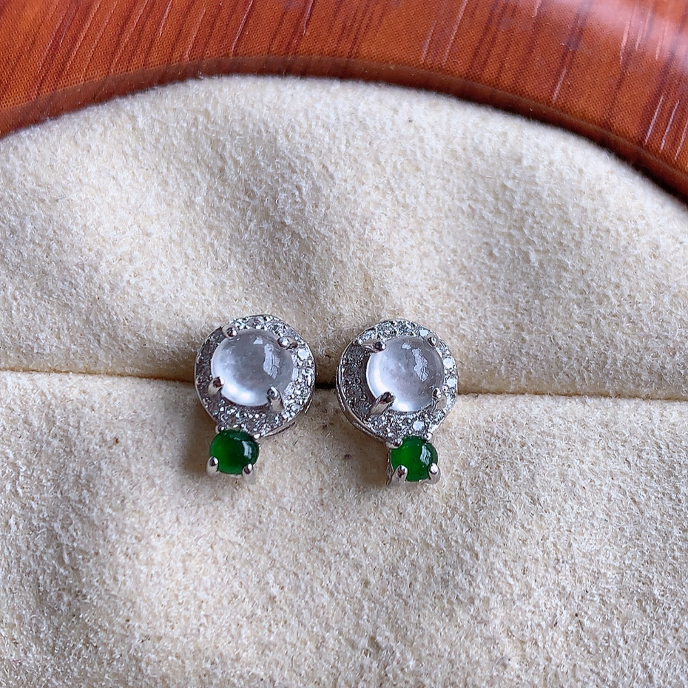 冰翡翠925银镶嵌蛋面耳钉，自然光实拍，翠色灵动，颜色漂亮，种老水足，品相佳，佩戴佳品！W815.2