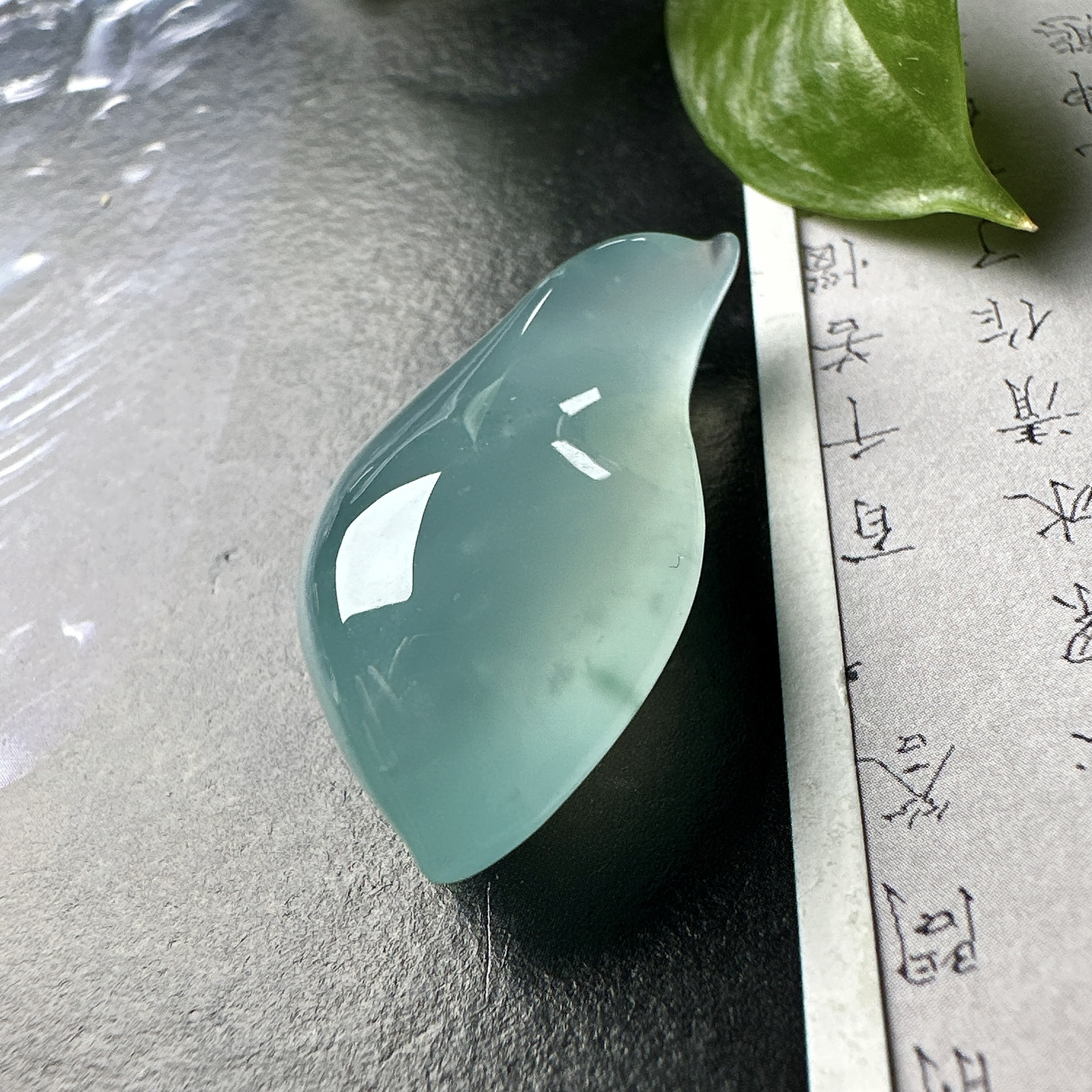 【冰种天空蓝随形吊坠】质地非常细腻干净，冰润十足，种老冰透，收藏品质。