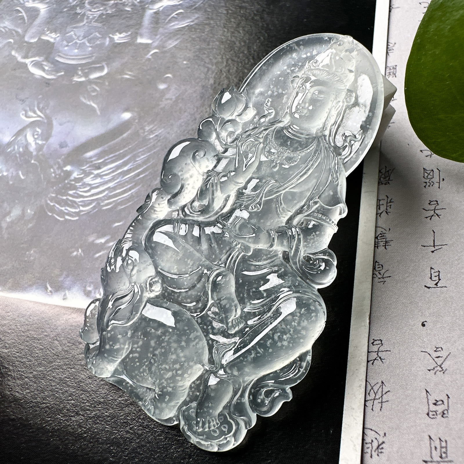 【玻璃种雪花棉普贤菩萨】木那老坑料，种老质地细腻，冰润纯净，光感好。雕工精美，是生肖龙、蛇的守护神