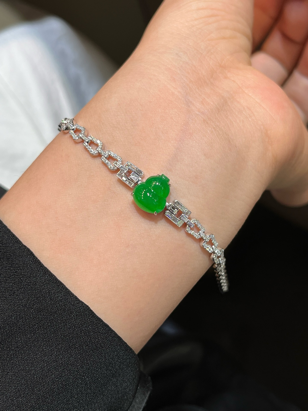 辣绿满色裸镶葫芦手链
尺寸看图一
18k金镶嵌..