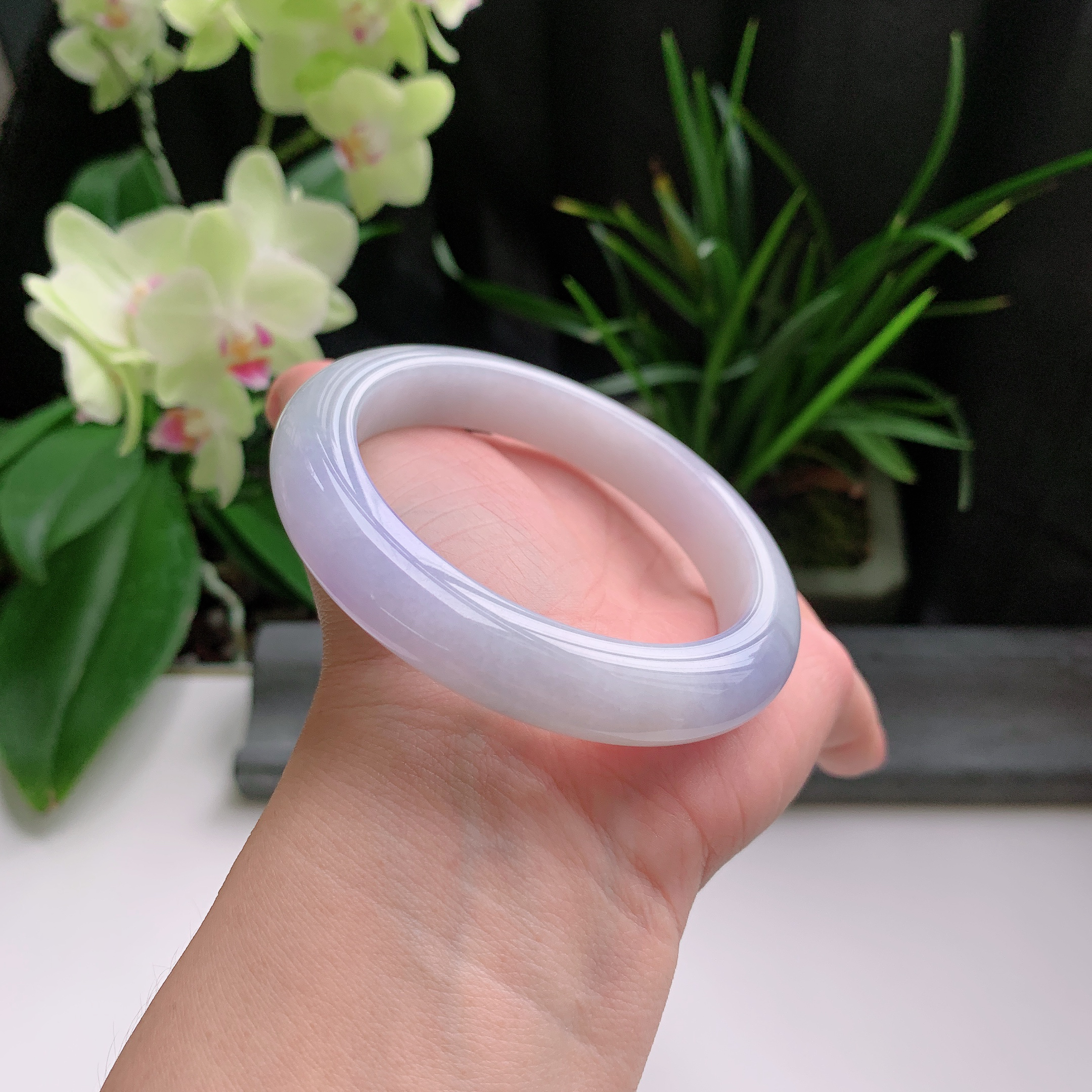 正圈58圈口，天然A货翡翠冰糯种水润飘紫玉手镯，水润秀丽，飘花灵动，种水十足，视觉甜美可人，恰到好