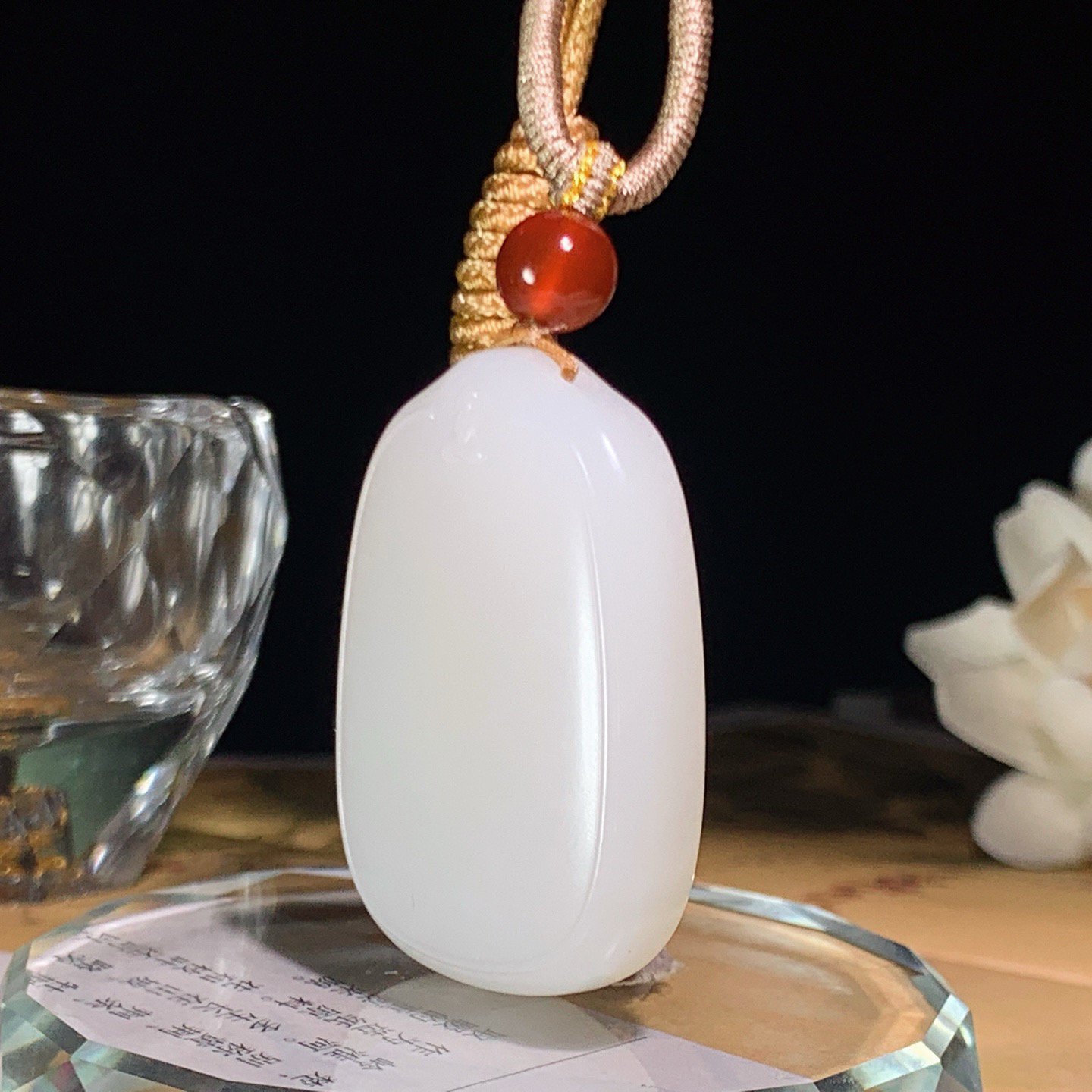 新疆和田玉羊脂白平安无事牌挂件。尺寸42/30/10重32.5克 玉质细腻油润。手推出油。佩戴高端典