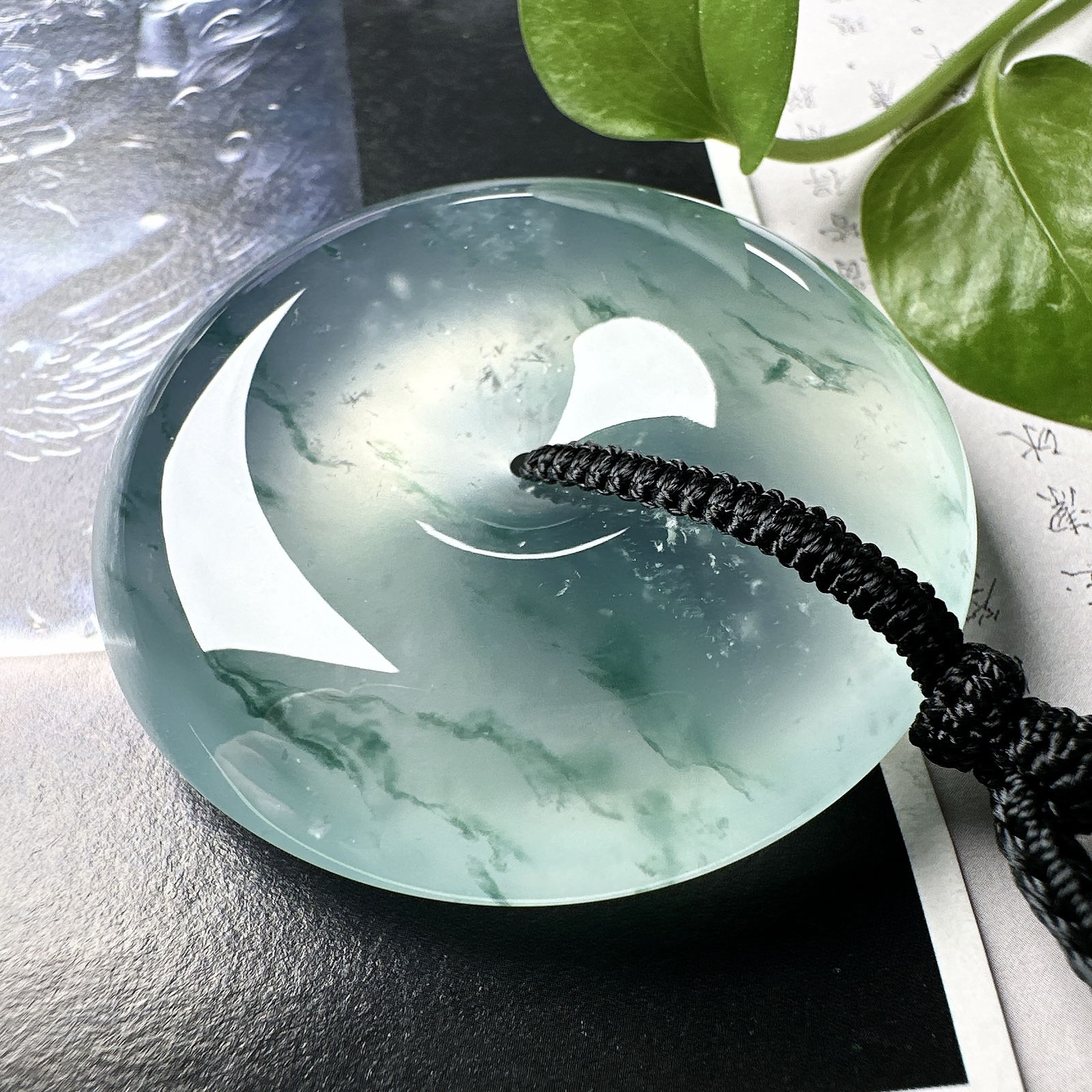 【冰种飘花巨无霸大平安扣】质地非常细腻，冰润十足，种老冰透，花色灵动，收藏品质。