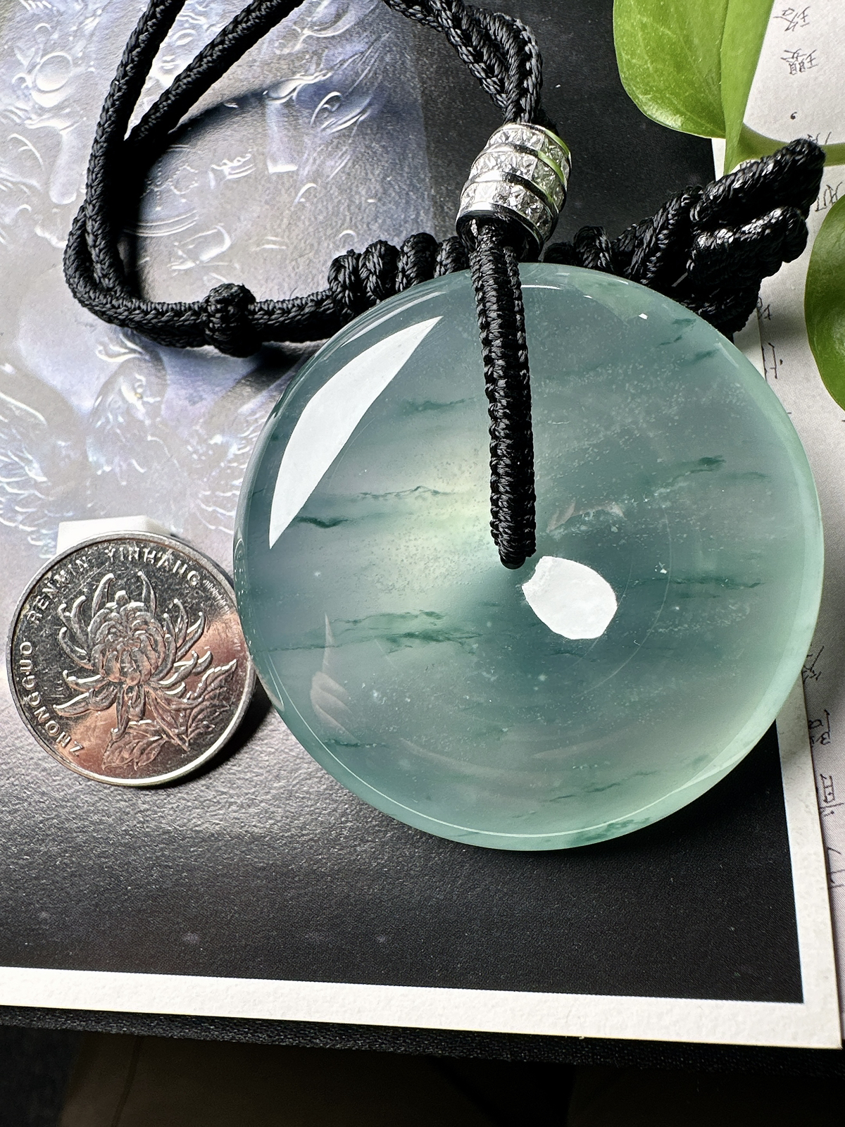 【冰种飘花巨无霸平安扣】质地非常细腻，冰润十足，种老冰透，花色灵动，收藏品质。