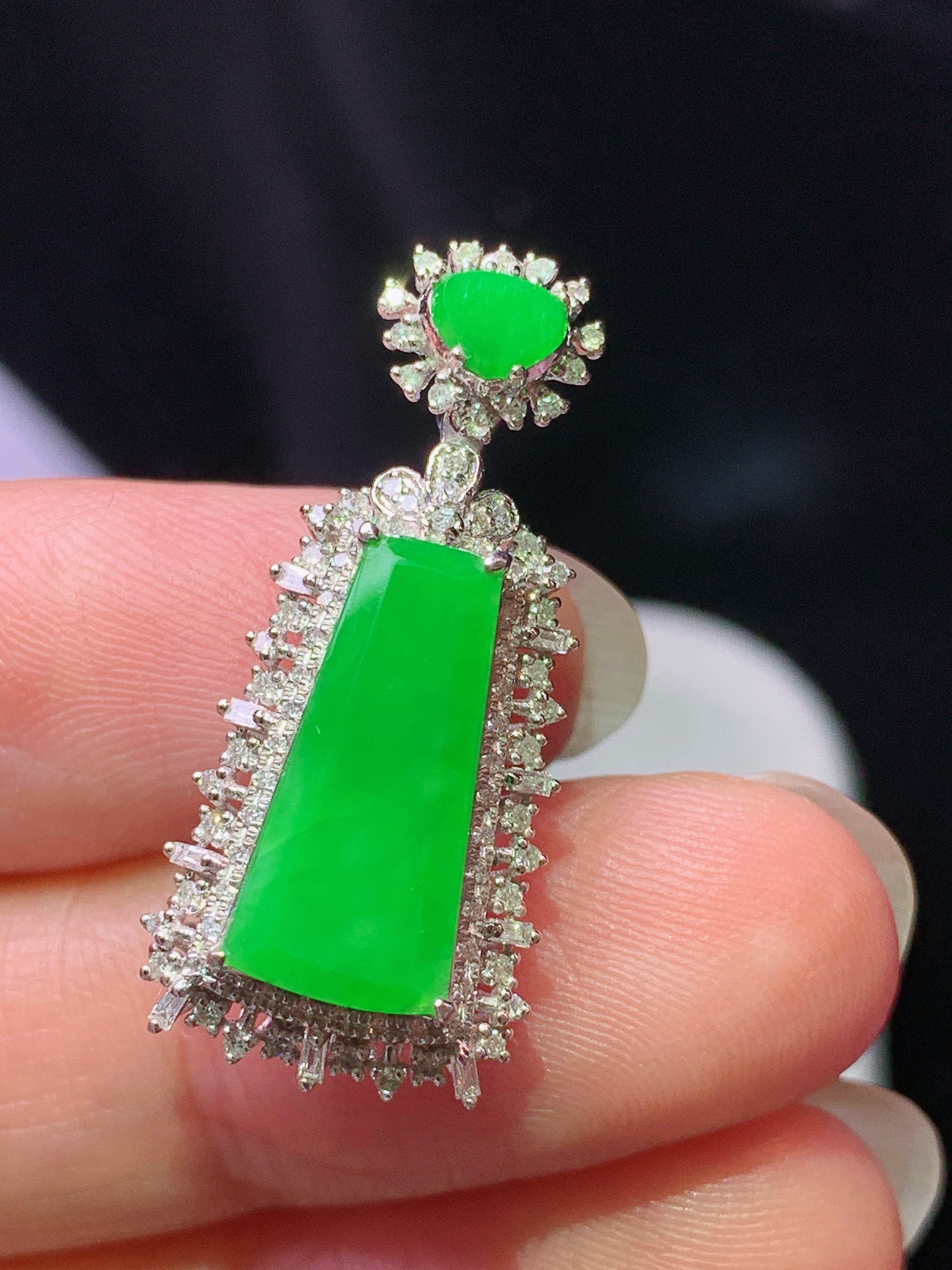 18k金钻镶嵌阳绿无事牌吊坠 玉质细腻 色泽艳丽清新 水润亮眼 整体尺寸28.5*12.6*7.6x2