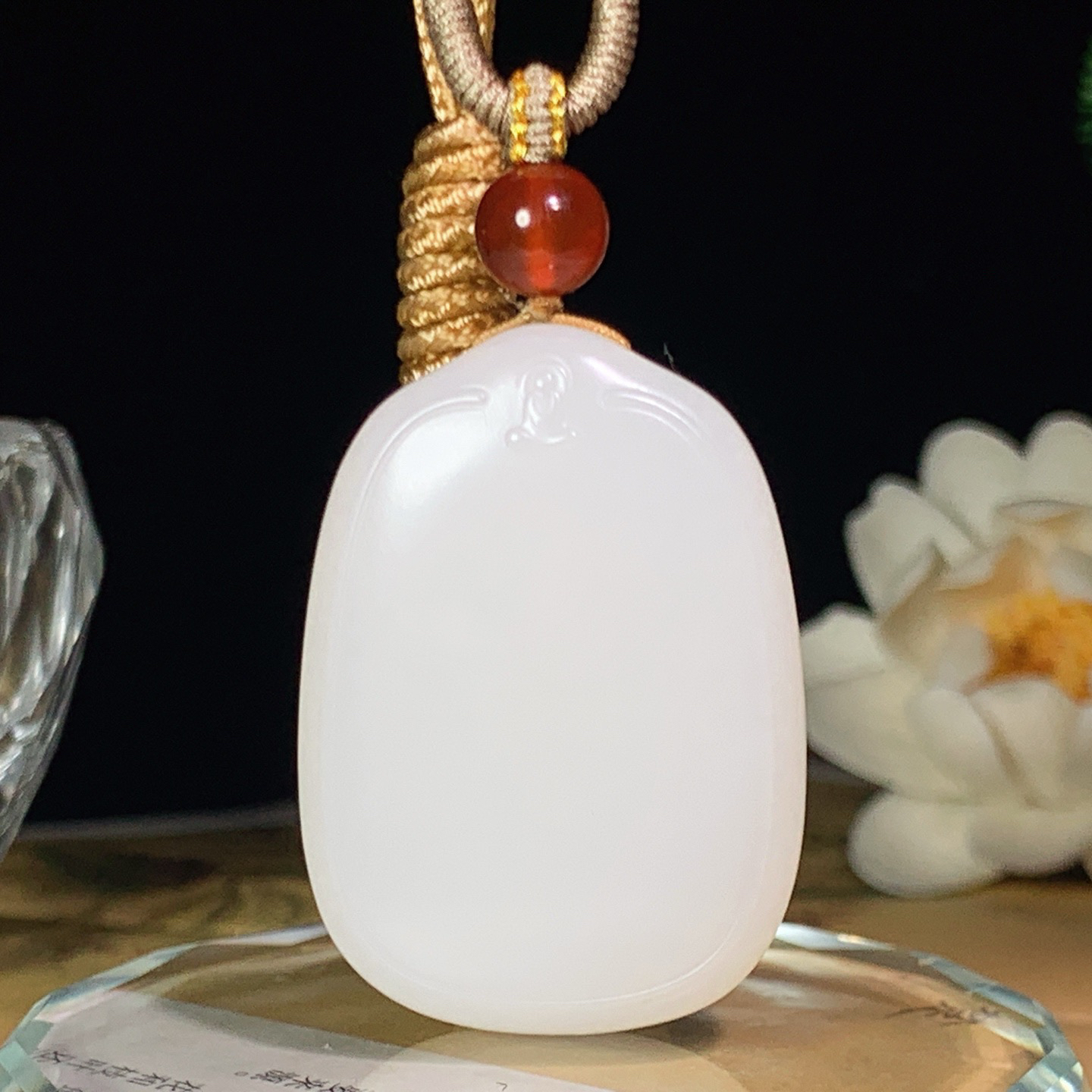 新疆和田玉羊脂白平安无事牌挂件。尺寸42/30/10重32.5克 玉质细腻油润。手推出油。佩戴高端典雅。lt260428