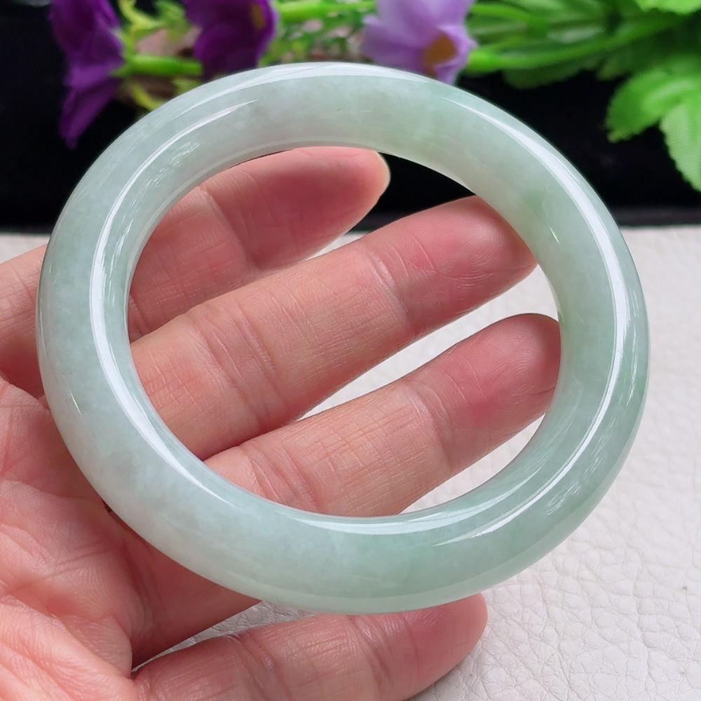 n实拍55*10.8*11.2美人镯 缅甸翡翠a货手镯浅绿圆条玉镯子